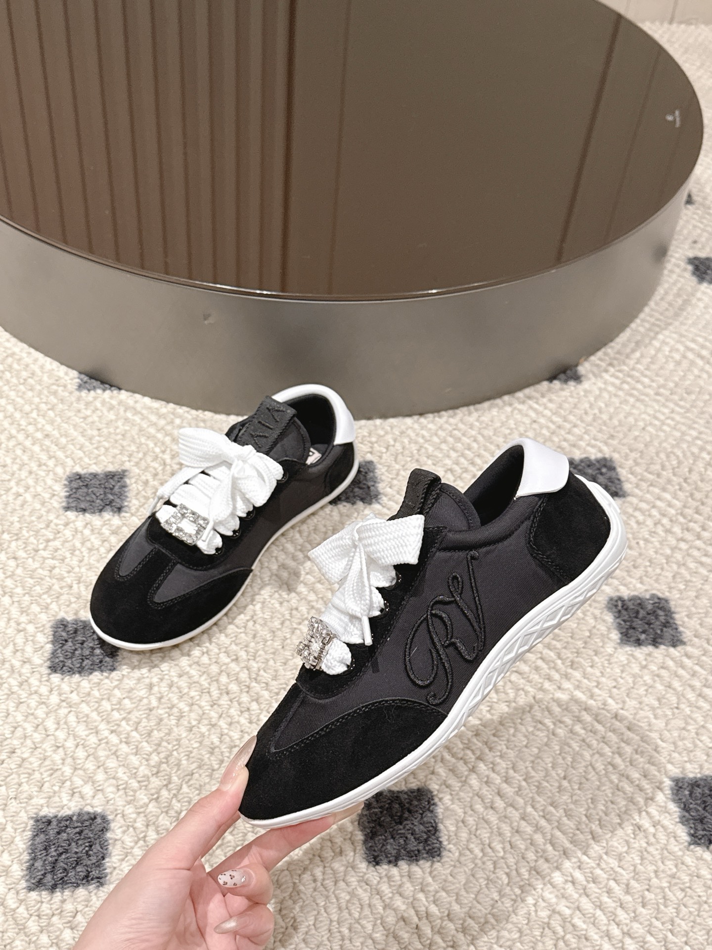 Roger Vivier Roger Vivier 2025SS的德训休闲鞋简直绝了 一整个爱住 独特设计与 元素完美融合