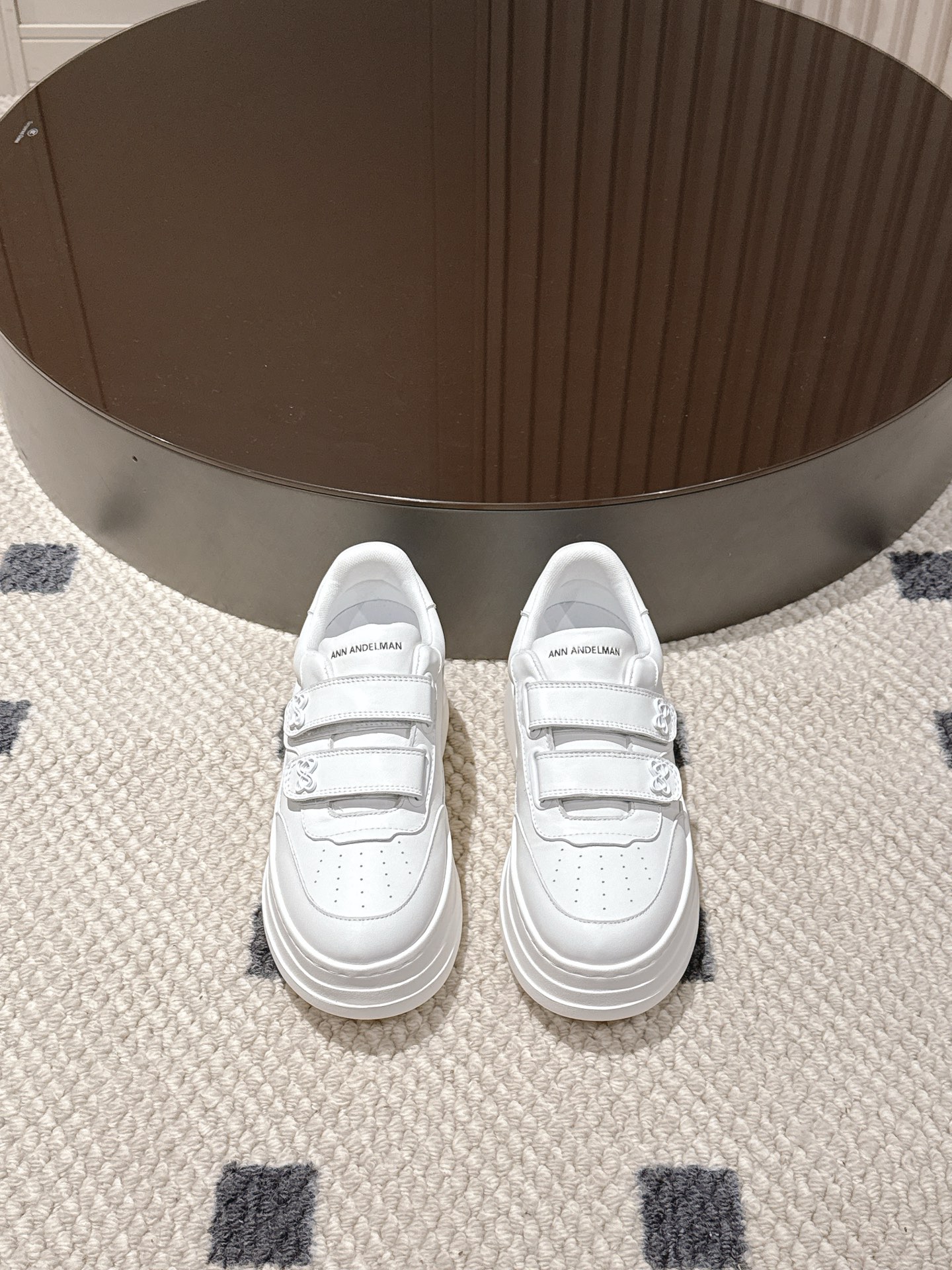 NO:543354,ANN ANDELMAN 2025 Velcro White Shoes 2.0 is a stunning debut. Say goodbye to the tedious lace-tipping steps, gently stick it, and go out immediately. It is simply a savior of busy mornings, making every trip more efficient and casual ~ The 6cm thick-soled design is simply a blessing for a small person, quietly lengthening the lines of the legs, instantly 2.8 meters, and walking with a wind. The classic black and white color scheme, as well as the eye-catching silver model, is simple and yet unique. Whether it is matched with a full of vitality, sports style suit or casual and lazy casual wear, it can be easily adapted and stand firmly at the forefront of fashion!  .Size 35-40. #ANNANDELMAN #Velcro white shoes #2025 new style #fashioned height-enhancing shoes, casual shoes/sports shoes, sneakers19860909ANN ANDELMAN 2025 魔术贴小白鞋2.0惊艳登场啦 告别繁琐的系鞋带步骤,轻轻一粘,即刻出门,简直是忙碌早晨的救星 ,让每一次出行都更加高效随性~6cm的厚底设计,简直是小个子的福音,悄无声息地拉长腿部线条, 气场瞬间两米八,走路都带风. 经典的黑白配色,还有吸睛的银色款,简约又不失个性,不管是搭配元气满满的运动风套装,还是随性慵懒的休闲装,都能轻松适配,稳稳站在时尚前沿！ .码数35-40. #ANNANDELMAN #魔术贴小白鞋 #2025新款 #时尚增高鞋,休闲鞋/运动鞋,sneakers,Women's Shoes