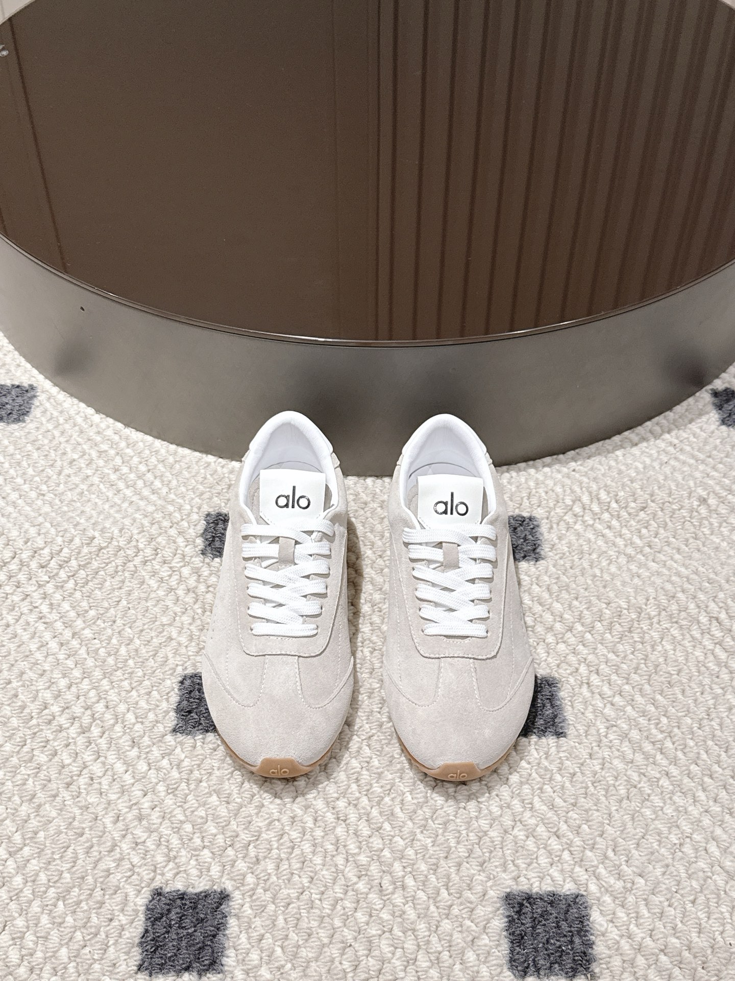 NO:543350,.Size 35-40 (41 customized) 2025, the classic alo training shoes are renewed again!  In the fashionable cycle, alo moral training shoes will always occupy the C position. In 2025, the classic alo moral training shoes will be on the stage with a new color scheme!  The calm and sturdy dark blue, warm red, gentle beige, low-key brown, and cool pure black, each one can accurately snipe the hearts of fashion enthusiasts. The delicate suede material is full of texture, and you can feel its high-end just by touching it. The foot is even more amazing. The soft soles seem to customize a comfortable nest for your feet, and you will walk with a light feeling. Whether it is matched with a simple sporty style, casual casual style, or exquisite commuting style, it can easily adapt to your outfits, adding points to your outfit!  This new release is definitely a bombshell in the fashion industry. Don’t hesitate, bring this fashion and comfort home~, casual shoes/sports shoes, sneakers, chamois leather19860909.码数35-40（41定做） 2025,alo德训鞋经典再焕新！ 时尚的轮回里,alo德训鞋永远占据C位.2025 年,经典 alo德训鞋带着全新配色惊喜登场啦！沉稳的藏蓝、热烈的正红、温柔的米白 、低调的咖棕,还有酷感十足的纯黑,每一款都能精准狙击时尚爱好者的心. 细腻的麂皮材质,质感满满,光是上手摸一摸,就能感受到它的高级.上脚更是惊艳,柔软的鞋底仿佛为双脚定制了一个舒适小窝,走路自带轻盈感 .不管是搭配简约的运动风、随性的休闲风,还是精致的通勤风,它都能轻松适配,为你的穿搭加分！ 这次上新,绝对是时尚圈的一颗重磅炸弹,别犹豫,快把这份时尚与舒适带回家~,休闲鞋/运动鞋,sneakers,chamois leather,Women's Shoes