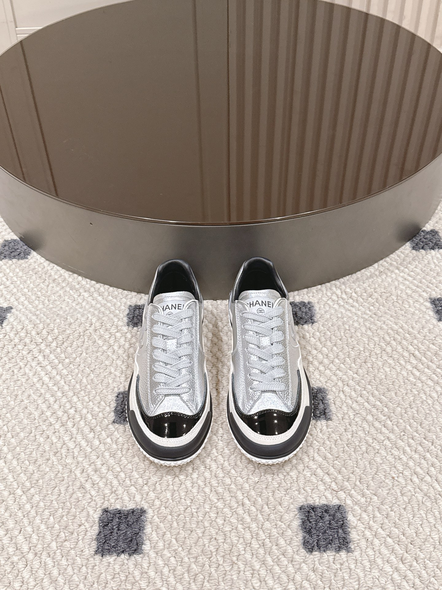 NO:543348,.Size 35-40. (41 customized) Chanel 2025 new German training shoes are coming, and they are so beautiful that they are just so beautiful!  The classic brand elements are perfectly integrated with the neat outline of the German training shoes, and every detail highlights the luxurious texture of Chanel. The patent leather design of the toe adds a sense of sophistication and uniqueness. Whether it is the shining silver or the classic black and white color scheme, it has a high-end atmosphere. After putting on the foot, the comfort is full, and it can easily enhance the fashion of the overall look. Whether it is matched with simple casual wear or elegant skirts, it can interpret the fashionable tone that belongs to Chanel, which easily becomes the focus of the street~ #Chanel new style, casual shoes/sports shoes, chanel, sneakers, skirts19860909.码数35-40.（41定做） Chanel 2025新款德训鞋来袭,直接美到心巴上！ 经典的品牌元素与德训鞋的利落轮廓完美融合,每一处细节都彰显着Chanel的奢华质感.鞋头的漆皮设计,增添了精致感与独特性 ,无论是闪耀的银色款,还是经典黑白配色,都自带高级氛围感. 上脚后,舒适度拉满,同时又能轻松提升整体造型的时尚度,无论是搭配简约的休闲装,还是优雅的裙装,都能演绎出独属于Chanel的时髦腔调,轻松成为街头焦点~ #Chanel新款,休闲鞋/运动鞋,chanel,sneakers,skirts,Women's Shoes