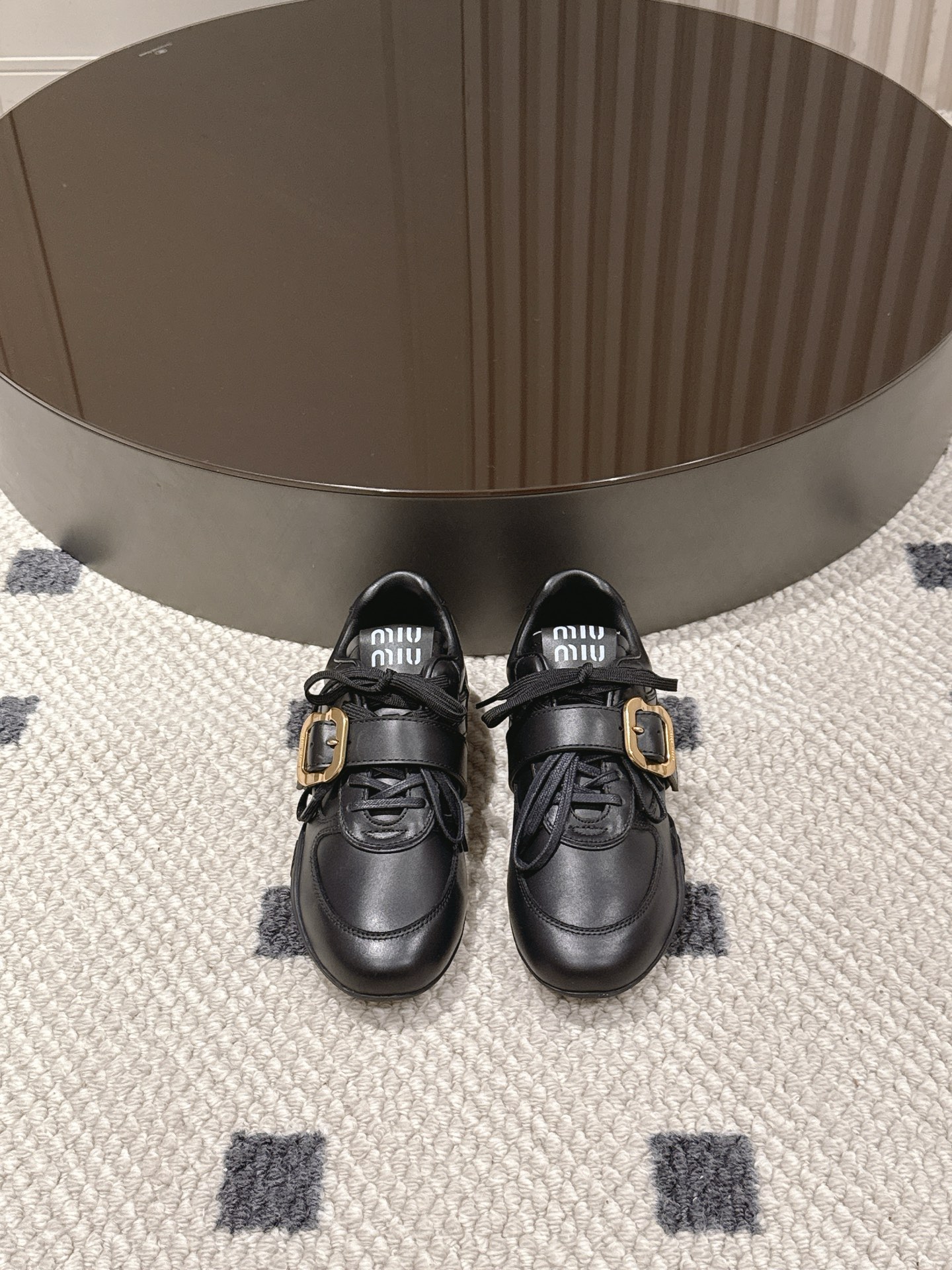 NO:543344,. Size 35-40 (customized for 41) Miu Miu's new waxed calf leather shoes are really powerless. The delicate calf leather texture, after waxing process, is just right and elegant, and the feeling of luxury comes to the face. Brown, retro and gentle, as if it can make people travel back to the lazy autumn afternoon; black, cool and classic, with a strong aura. Moreover, the unique decorative details on the upper, such as exquisite hardware buckles and playful tassel accessories, perfectly blend the girlishness and fashion sense of Miu Miu. Whether it is matched with a dress to show elegant temperament or jeans to create a casual and cool look, it can be easily adapted and steadily become the highlight of the styling~ #MiuMiu's new #Waxed calf leather shoes  #Fashion shoes, casual shoes/sports shoes, miumiu, sneakers, skirts, jeans, cowhide19860909.码数35-40（41定做） Miu Miu新款打蜡小牛皮鞋,真的让人毫无抵抗力 那细腻的小牛皮质感,经过打蜡工艺处理后,光泽度恰到好处,高级感扑面而来.棕色款,复古又温柔,仿佛能让人穿越回慵懒的秋日午后 ；黑色款,酷帅又经典,自带强大气场. 而且,鞋面上独特的装饰细节,像精致的五金扣、俏皮的流苏配饰,把Miu Miu的少女感与时尚感完美融合.不管是搭配连衣裙展现优雅气质,还是配牛仔裤打造休闲酷感造型,它都能轻松适配,稳稳成为造型亮点~ #MiuMiu新款 #打蜡小牛皮鞋 #时尚鞋履,休闲鞋/运动鞋,miumiu,sneakers,skirts,jeans,cowhide,Women's Shoes