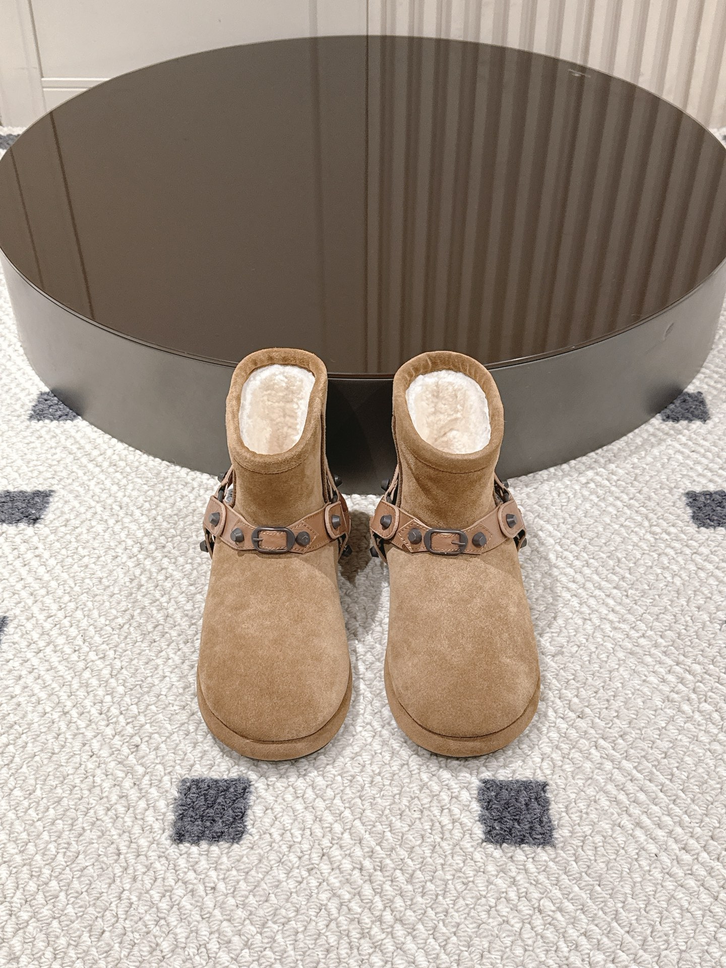 NO:543342,.Code number 35-40 (41 customized) BALENCIAGA 2025 Autumn and Winter Ski Series Snow Boots are simply a perfect fusion of fashion and function. They have been planted wildly by many celebrity celebrities. This time the designer is really amazing, boldly exploring the concept of originality and appropriation in the fashion industry. The new series is not only a tribute to inheritance and classics, but also breaks the conventional design with the iconic Balenciaga abstract style. Unique design elements collide with each other, giving birth to a humorous and harmonious creative spark. Each pair of snow boots is like a walking work of art. In terms of details, it has achieved the ultimate!  The original version is perfectly replicated, and the fabric is made of customized high mercerized materials. It not only has a super texture, but also is particularly durable. The inner part is filled with real wool, and when you reach in, you will be surrounded by warmth. There is also the original exclusive mold-opening anti-slip sole, which has super strong grip. You can walk on snow or slippery roads and you can also be steadily steadily without worrying about slipping. Whether you are having fun at the ski resort or styling on urban streets, these pair of snow boots can easily become the focus, and the fashion level and return rate are directly over the top!  #BALENCIAGA #2025 Autumn and Winter Ski Series #Snow Boots #Same Model of Celebrity, Snow Boots, Balenciaga, Boots19860909.码数35-40（41定做） BALENCIAGA 2025 秋冬滑雪系列雪地靴,简直是时尚与功能的完美融合,早就被超多明星网红疯狂种草啦 这次设计师真的太绝,大胆探索时尚界关于原创与挪用的概念,全新系列不仅是对传承与经典的致敬,更用标志性的 Balenciaga 抽象风格打破常规设计 .独特的设计元素相互碰撞,诞生出诙谐又和谐的创意火花,每一双雪地靴都像是行走的艺术品. 细节方面,那更是做到了极致！完美复刻原版,面料全都是定制的高丝光材质,不仅质感超绝,还特别耐造.内里填充真羊毛,双脚一伸进去,瞬间被温暖包围.还有那原版独家开模的防滑大底,抓地力超强,在雪地或者湿滑路面行走,也能稳稳当当,完全不用担心滑倒. 无论是去滑雪场尽情撒欢,还是在都市街头凹造型,这双雪地靴都能让你轻松成为焦点,时尚度和回头率直接爆表！ #BALENCIAGA #2025秋冬滑雪系列 #雪地靴 #明星同款,雪地靴,balenciaga,boots,Women's Shoes