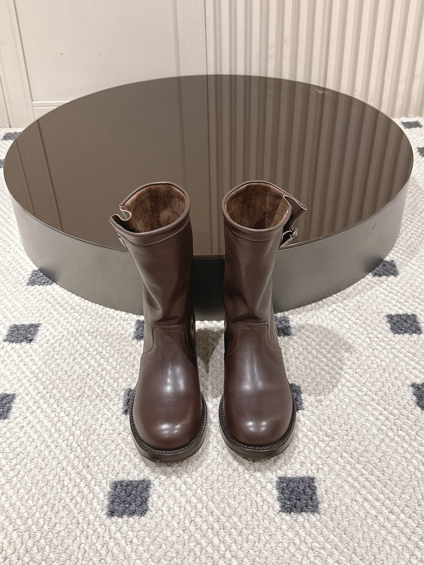 NO:543340,.Code number 35-40 (41 customized) Fashion experts come here!  Prada's 2025 pile of boots are crazy!  This is a boot with a super fashionable feeling. It directly caught everyone's attention as soon as it appeared. It was perfectly replicated one by one, and the details showed ingenuity. It uses imported calfskin with super texture, which is soft and delicate to the touch, and is very crisp and stylish. It immediately enhances the high-end feeling of the overall outfit after wearing it. The classic brown style, retro and gentle, paired with a flowing long skirt, full of literary temperament; the black style is cool and handsome, paired with jeans or work pants, instantly transforms into a street fashionista. The pile design of the boots not only increases the sense of layering, but also modifies the leg lines, making the legs look more slender. Whether you are going out on the street every day or attending fashion parties, this pair of Prada pile boots can easily become the focus and stabilize the fashion C position~ #Prada pile boots #2025 fashion items  #imported calfskin #autumn and winter outfits, boots, prada, boots, skirts, jeans, cowhide19860909.码数35-40（41定做） 时尚达人们看过来！Prada 2025 年的堆堆靴简直杀疯啦！这可是一款自带超强时髦感的靴子,一亮相就直接抓住了所有人的眼球 它做到了完美一比一复刻,细节之处尽显匠心.采用的是质感超绝的进口小牛皮,摸起来柔软细腻,而且非常挺括有型, 穿上后立马提升整体穿搭的高级感. 经典的棕色款,复古又温柔,搭配上一条飘逸的长裙,满满的文艺气质；黑色款则酷帅十足,搭配牛仔裤或者工装裤, 瞬间变身街头潮人.靴筒的堆堆设计,不仅增加了层次感,还能修饰腿部线条,让双腿看起来更加纤细修长. 不管是在日常出街,还是参加时尚派对,这双 Prada 堆堆靴都能让你轻松成为焦点,稳站时尚C位~ #Prada堆堆靴 #2025时尚单品 #进口小牛皮 #秋冬穿搭,靴子,prada,boots,skirts,jeans,cowhide,Women's Shoes