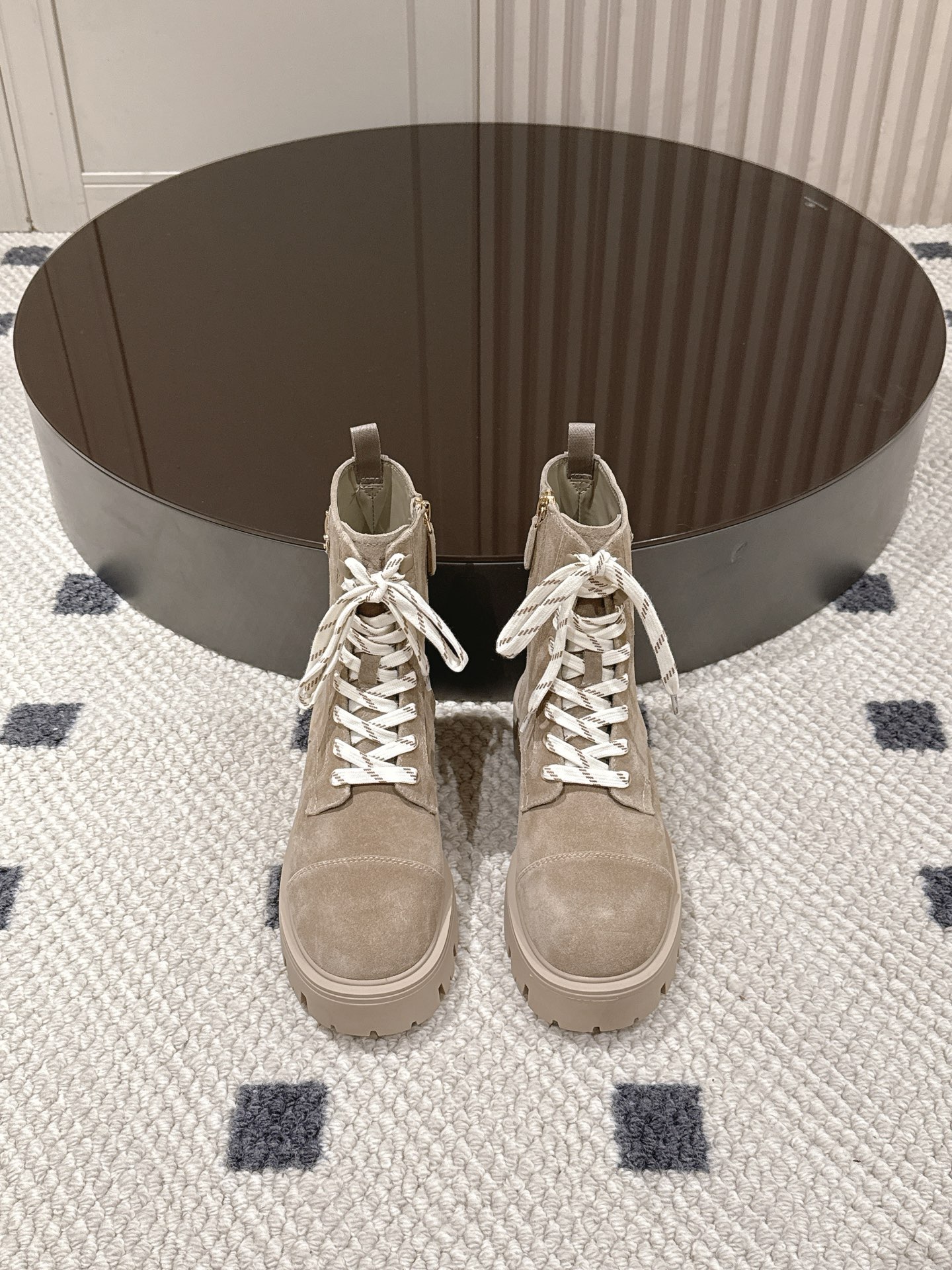 Prada Bottes à Lacets à Semelle Épaisse, Élégance et Confort Redéfinis