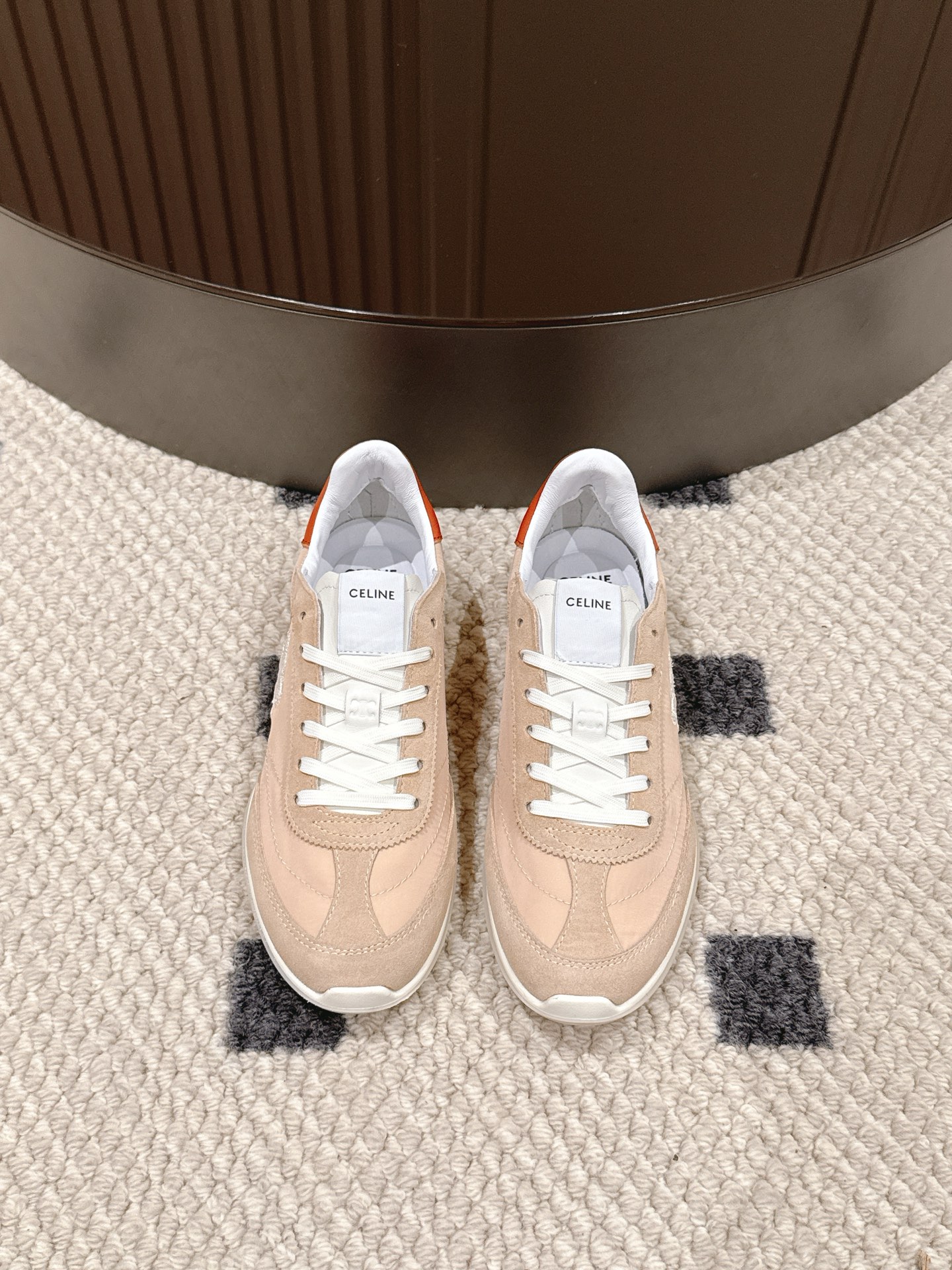 NO:574894,.New color. Size 35-40 (41 custom-made) Celine Racer women's vanilla low-top sneakers, exquisitely reinterpret the sports style of the 1970s, blending nostalgic charm with modern elegance. Racer as Celine  A brand new member of the shoe series, the lightweight silhouette embodies relaxed Parisian fashion and brings all-day comfort. The upper is crafted from nylon, suede calfskin and smooth calfskin, and the rich texture combination enhances the design of retro running shoes. Its construction combines breathability and structure, making it a perfect fit for both casual and advanced casual looks. The iconic Triomphe  Embodying the brand's refined aesthetic, the logo is embroidered on the side panels and embossed on the heel, paying homage to Celine's heritage in a subtle yet luxurious way. Featuring a soft vanilla hue, the Celine Racer Sneaker blends clean lines and premium materials for a simple yet impactful style!  ,,celine,sneakers,cowhide19860909.新色.码数35-40（41定做） Celine Racer女士香草色低帮运动鞋,精致地重新诠释了1970 年代的运动风格,将怀旧魅力与现代优雅融为一体.Racer 作为Celine 鞋履系列的全新成员,以轻盈的鞋型,展现轻松随意的巴黎时尚,带来全天舒适体验.鞋面采用尼龙、绒面小牛皮和光滑小牛皮精制而成,丰富的纹理组合提升了复古跑鞋的设计感.其结构兼顾透气性和结构感,无论是休闲造型还是高级休闲装扮,都能完美契合.标志性的 Triomphe 标志体现了该品牌的精致美学,绣在侧面板上,并压印在后跟处,以微妙而奢华的方式致敬Celine 的传统,Celine Racer 运动鞋采用柔和的香草色调,融合了简洁的线条和优质的材料,营造出简约而又具有影响力的风格！,,celine,sneakers,cowhide,Men's shoes