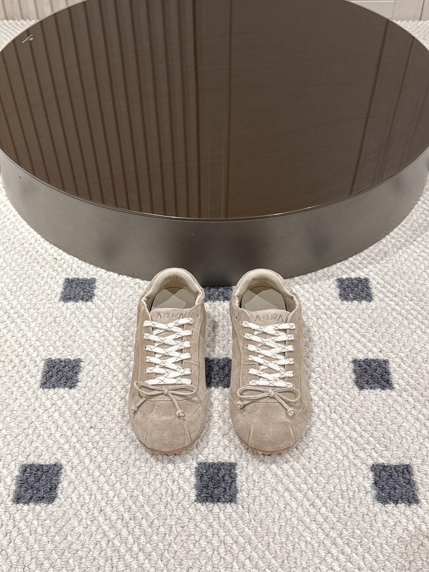 NO:574873,Pili. Maoli. Customized sizes 35-40.41. The popular Abra ballet wool moral training shoes are now available!  This pair of shoes is a perfect combination of fashion and comfort. It perfectly combines the elegance of ballet shoes, the casualness of moral training shoes, and the warmth of wool. Whether it is the texture of suede, the eye-catching luster, the wildness of leopard print, or the warmth of velvet, various styles can be easily controlled.  The moment you put it on your feet, it's like stepping into soft clouds, and the comfort level is directly maximized. When paired with it, whether it is a gentle long skirt, casual jeans, or energetic yoga pants, it can be seamlessly adapted, allowing you to easily switch between various styles and become the focus of fashion on the street. This year's hot spot, it must have a name!  #AbraNew #Ballet Wool Moral Training Shoes #Fashion Hot Style #New Choice for Wearing,,skirts,jeans,chamois leather19860909皮里 .毛里 .码数35-40.41定做. 爆款Abra芭蕾舞羊毛德训鞋强势上新啦！ 这双鞋简直是时尚与舒适的天作之合~将芭蕾舞鞋的优雅、德训鞋的随性,还有羊毛的温暖感完美糅合.不管是麂皮的质感、亮面的吸睛,还是豹纹的野性,亦或是加绒款的暖心,各种风格都能轻松驾驭. 上脚的瞬间,就像踩进了软绵绵的云朵里,舒适度直接拉满.搭配上,不管是温柔的长裙、随性的牛仔裤,还是活力的瑜伽裤,它都能无缝适配,让你轻松在各种风格间切换,成为街头的时尚焦点. 年的爆款席位,它必须拥有姓名！ #Abra新款 #芭蕾舞羊毛德训鞋 #时尚爆款 #穿搭新选择,,skirts,jeans,chamois leather,Men's shoes