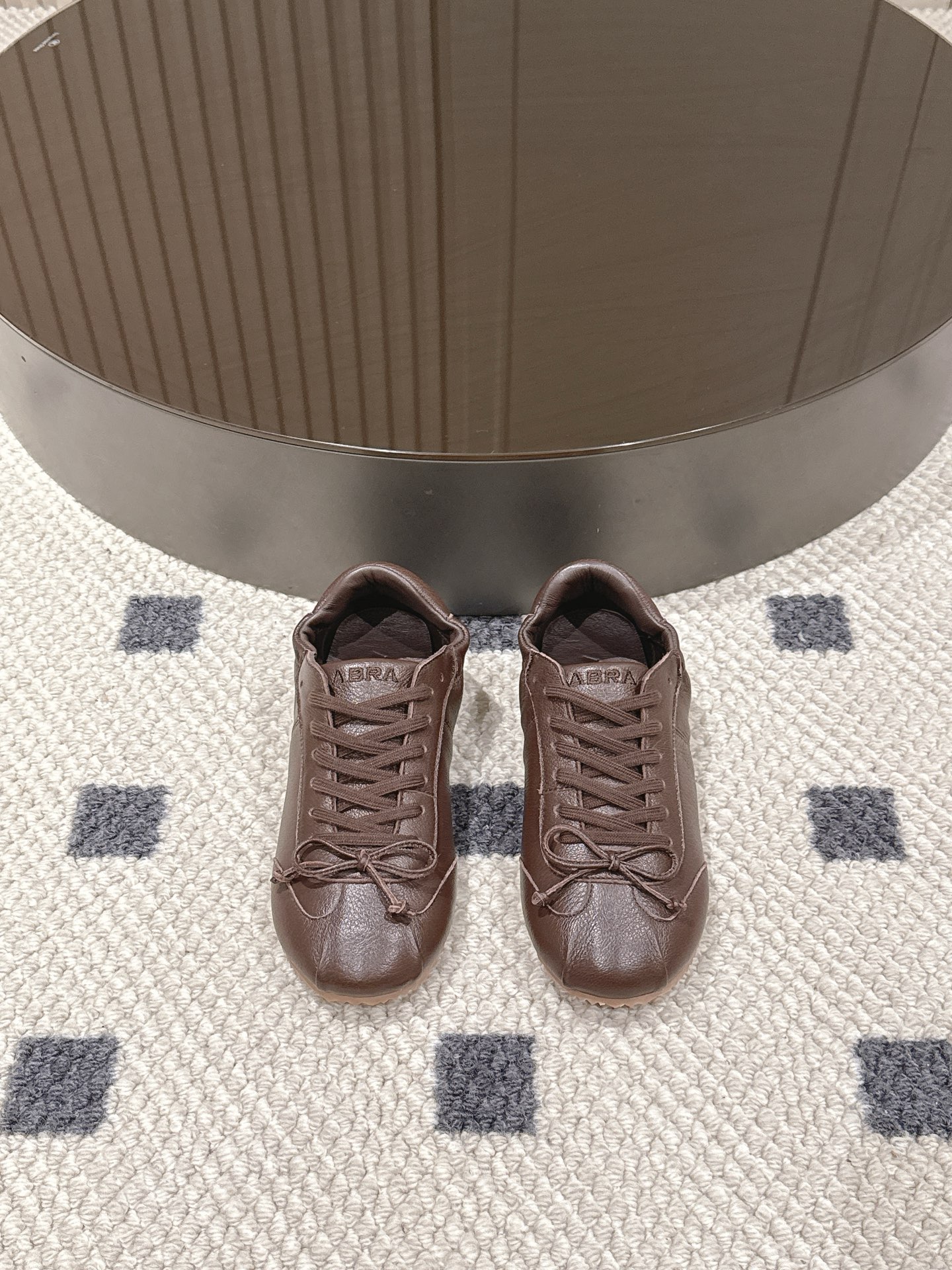 NO:576924,Pili. Maoli. Customized sizes 35-40.41. The popular Abra ballet wool moral training shoes are now available!  This pair of shoes is a perfect combination of fashion and comfort. It perfectly combines the elegance of ballet shoes, the casualness of moral training shoes, and the warmth of wool. Whether it is the texture of suede, the eye-catching luster, the wildness of leopard print, or the warmth of velvet, various styles can be easily controlled.  The moment you put it on your feet, it's like stepping into soft clouds, and the comfort level is directly maximized. When paired with it, whether it is a gentle long skirt, casual jeans, or energetic yoga pants, it can be seamlessly adapted, allowing you to easily switch between various styles and become the focus of fashion on the street. This year's hot spot, it must have a name!  #AbraNew #Ballet Wool Moral Training Shoes #Fashion Hot Style #New Choice for Wearing, Casual Shoes/Sports Shoes, Sneakers, Skirts, Jeans, Chamois Leather19860909皮里.毛里.码数35-40.41定做. 爆款Abra芭蕾舞羊毛德训鞋强势上新啦！ 这双鞋简直是时尚与舒适的天作之合~将芭蕾舞鞋的优雅、德训鞋的随性,还有羊毛的温暖感完美糅合.不管是麂皮的质感、亮面的吸睛,还是豹纹的野性,亦或是加绒款的暖心,各种风格都能轻松驾驭. 上脚的瞬间,就像踩进了软绵绵的云朵里,舒适度直接拉满.搭配上,不管是温柔的长裙、随性的牛仔裤,还是活力的瑜伽裤,它都能无缝适配,让你轻松在各种风格间切换,成为街头的时尚焦点. 年的爆款席位,它必须拥有姓名！ #Abra新款 #芭蕾舞羊毛德训鞋 #时尚爆款 #穿搭新选择,休闲鞋/运动鞋,sneakers,skirts,jeans,chamois leather,Women's Shoes