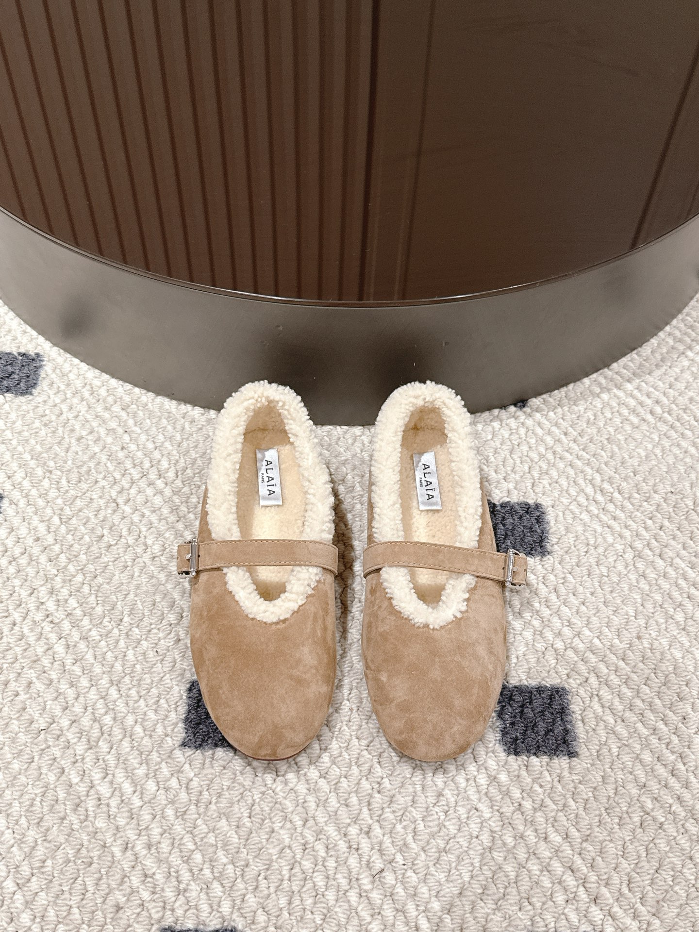NO:604364,.35-40 (41 customized) 2025 ALAIA’s popular Mary Jane is here!  Mary Jane can also be dressed warmly and beautifully in winter. Who is the Mary Jane Controller?  I couldn’t walk when I saw this pair!  The wool lining is soft and wraps your feet in warmth. The suede texture is high-end and gentle, and the metal buckle design is full of retro feeling~ Khaki, black, and brown are available in three colors. It is perfect with coats or sweaters. Mary Jane is free in winter. This pair is clearly arranged for you #ALAIAExplosive Style #Mary Jane Shoes #2025Autumn and Winter Must-have #Winter Warm Shoes,,alaia,mary jane,sweaters,chamois leather19860909.35-40（41定做） 2025 ALAIA爆款玛丽珍来啦！冬天也能把玛丽珍穿得又暖又美 谁是玛丽珍控？看到这双直接走不动路！羊毛内里软乎乎的,把脚裹在温暖里,麂皮质感高级又温柔,金属扣设计复古感拉满~ 卡其、黑、棕三色可选,配大衣、搭毛衣都绝绝子,冬天的玛丽珍自由,这双给你安排得明明白白 #ALAIA爆款 #玛丽珍鞋 #2025秋冬必入 #冬日暖鞋,,alaia,mary jane,sweaters,chamois leather,Men's shoes