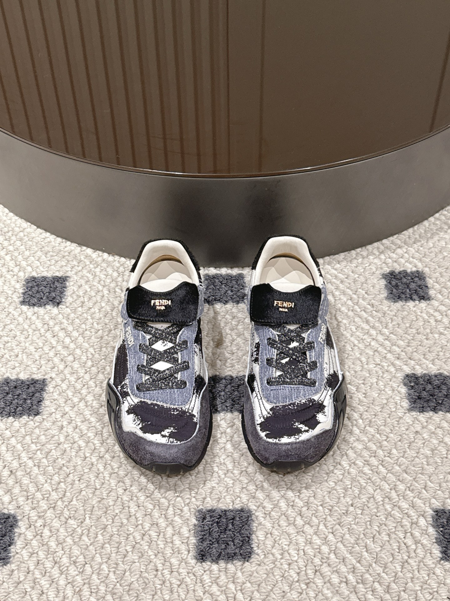 NO:604370,.35-40 (41 custom-made) FENDI's latest 2025 autumn and winter Wave Pulse lace-up low-top sneakers, welding 'fashion' and 'comfort' together. High-tech fabric + splash-ink design, stepping on them is like wearing an art canvas on your feet, retro and advanced. The elastic shoelace design is super considerate, and the upper foot is wrapped with a perfect feeling ~ TPU running shoe soles, you will not be tired after walking all day long, comfortable, convenient and fashionable three wishes are fulfilled at once!  Do you just want to be 'fashionable and comfortable' in autumn and winter?  This pair must be locked [Secret Observation R] #FENDI #2025 autumn and winter sports shoes #WavePulse # Trendy people wear,,fendi,sneakers19860909.35-40（41定做） FENDI 2025秋冬最新Wave Pulse系带低帮运动鞋,把“潮”和“舒服”焊死了 高科技布料+泼墨设计,脚踩上去就像把艺术画布穿在脚上,复古又高级.弹力鞋带设计超贴心,上脚包裹感绝绝子~ TPU跑鞋鞋底,暴走一天都不累,舒适、方便、时尚三个愿望一次满足！ 秋冬就想“潮得舒服”？这双必须锁死[暗中观察R] #FENDI #2025秋冬运动鞋 #WavePulse #潮人穿搭,,fendi,sneakers,Men's shoes