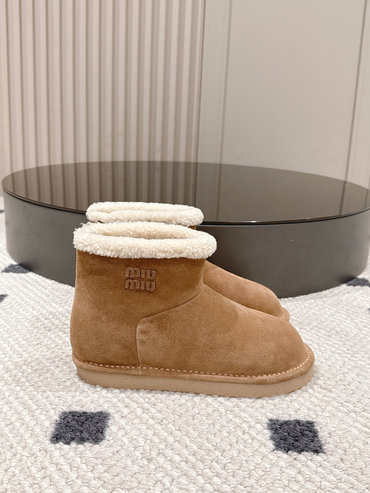 p280码数35-40！
Miu Miu 25FW 羊毛雪地靴
这是一款雪地靴，有浅米色和深棕色和黑色等款式。外观上，鞋面采用质感细腻的反绒皮材质，鞋口处环绕着一圈蓬松柔软的白色毛绒，既增添了时尚感，又能很好地包裹脚踝，起到保暖作用。
搭配方面，浅米色款可与浅色系的牛仔裤、针织裙搭配，打造出清新温柔的冬日造型；深棕色款则适合和深色系的工装裤、毛呢裙组合，营造出复古又温暖的风格，无论是日常出街还是冬日通勤，都很合适。