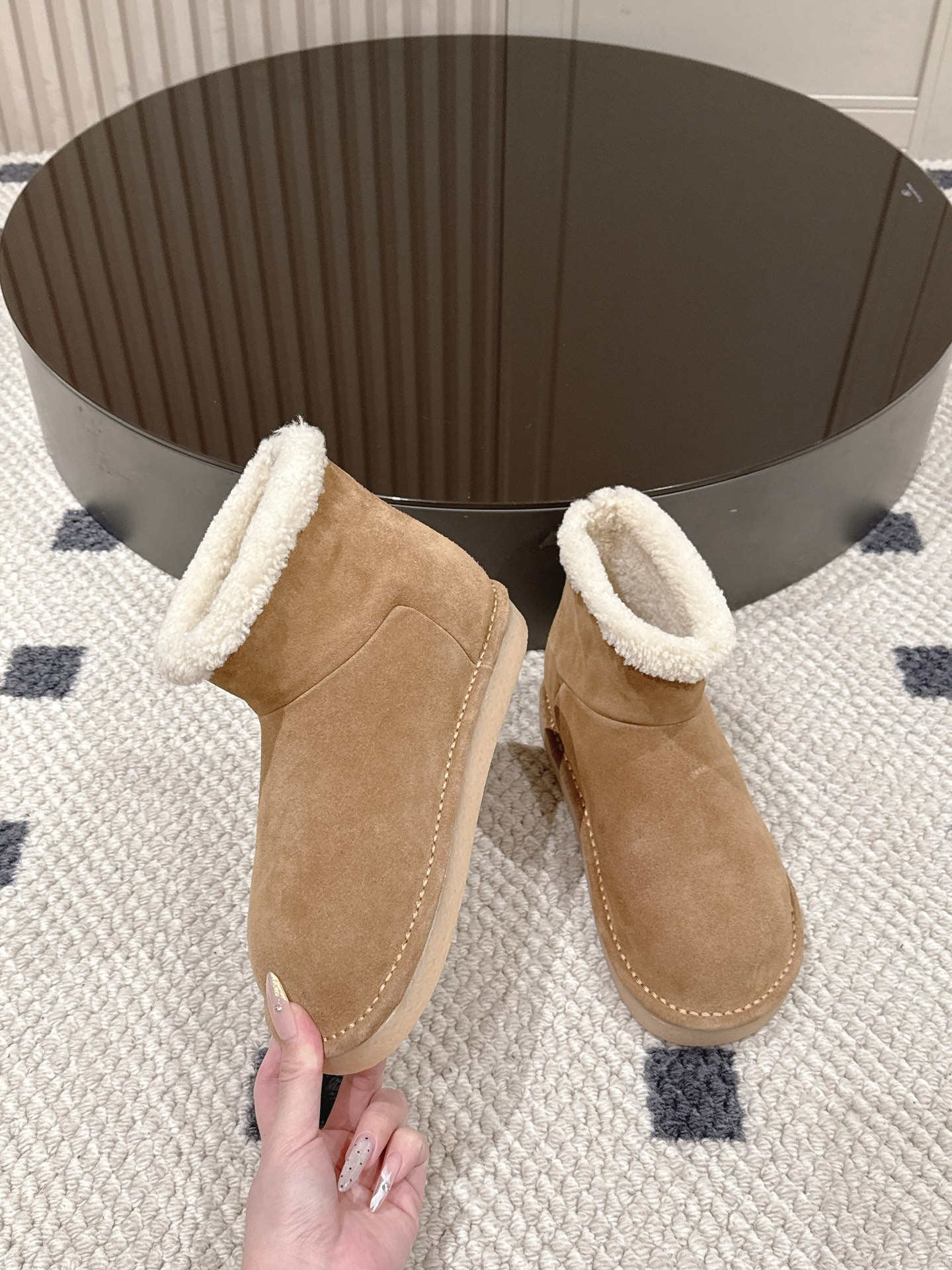 p280码数35-40！
Miu Miu 25FW 羊毛雪地靴
这是一款雪地靴，有浅米色和深棕色和黑色等款式。外观上，鞋面采用质感细腻的反绒皮材质，鞋口处环绕着一圈蓬松柔软的白色毛绒，既增添了时尚感，又能很好地包裹脚踝，起到保暖作用。
搭配方面，浅米色款可与浅色系的牛仔裤、针织裙搭配，打造出清新温柔的冬日造型；深棕色款则适合和深色系的工装裤、毛呢裙组合，营造出复古又温暖的风格，无论是日常出街还是冬日通勤，都很合适。