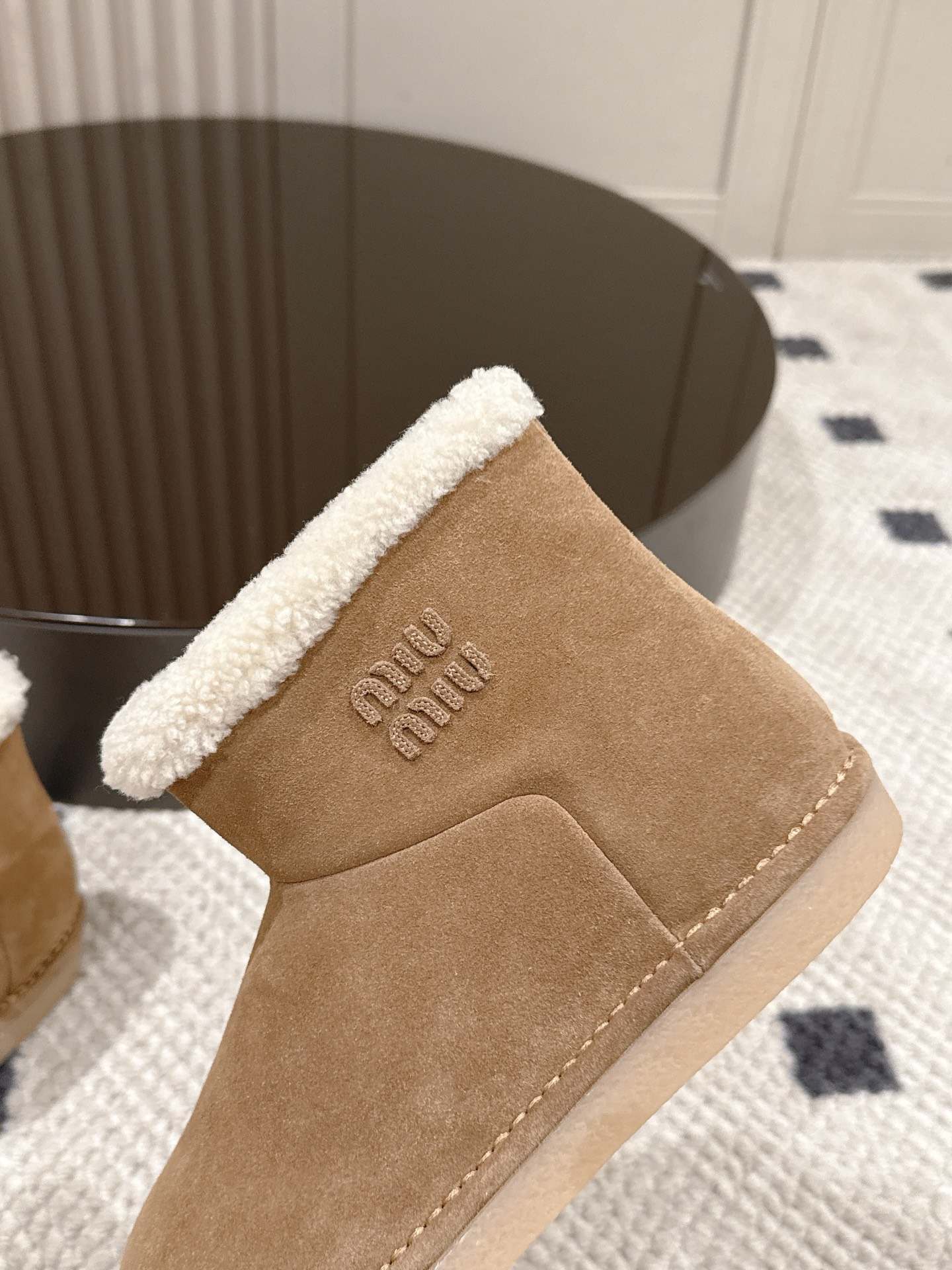 p280码数35-40！
Miu Miu 25FW 羊毛雪地靴
这是一款雪地靴，有浅米色和深棕色和黑色等款式。外观上，鞋面采用质感细腻的反绒皮材质，鞋口处环绕着一圈蓬松柔软的白色毛绒，既增添了时尚感，又能很好地包裹脚踝，起到保暖作用。
搭配方面，浅米色款可与浅色系的牛仔裤、针织裙搭配，打造出清新温柔的冬日造型；深棕色款则适合和深色系的工装裤、毛呢裙组合，营造出复古又温暖的风格，无论是日常出街还是冬日通勤，都很合适。