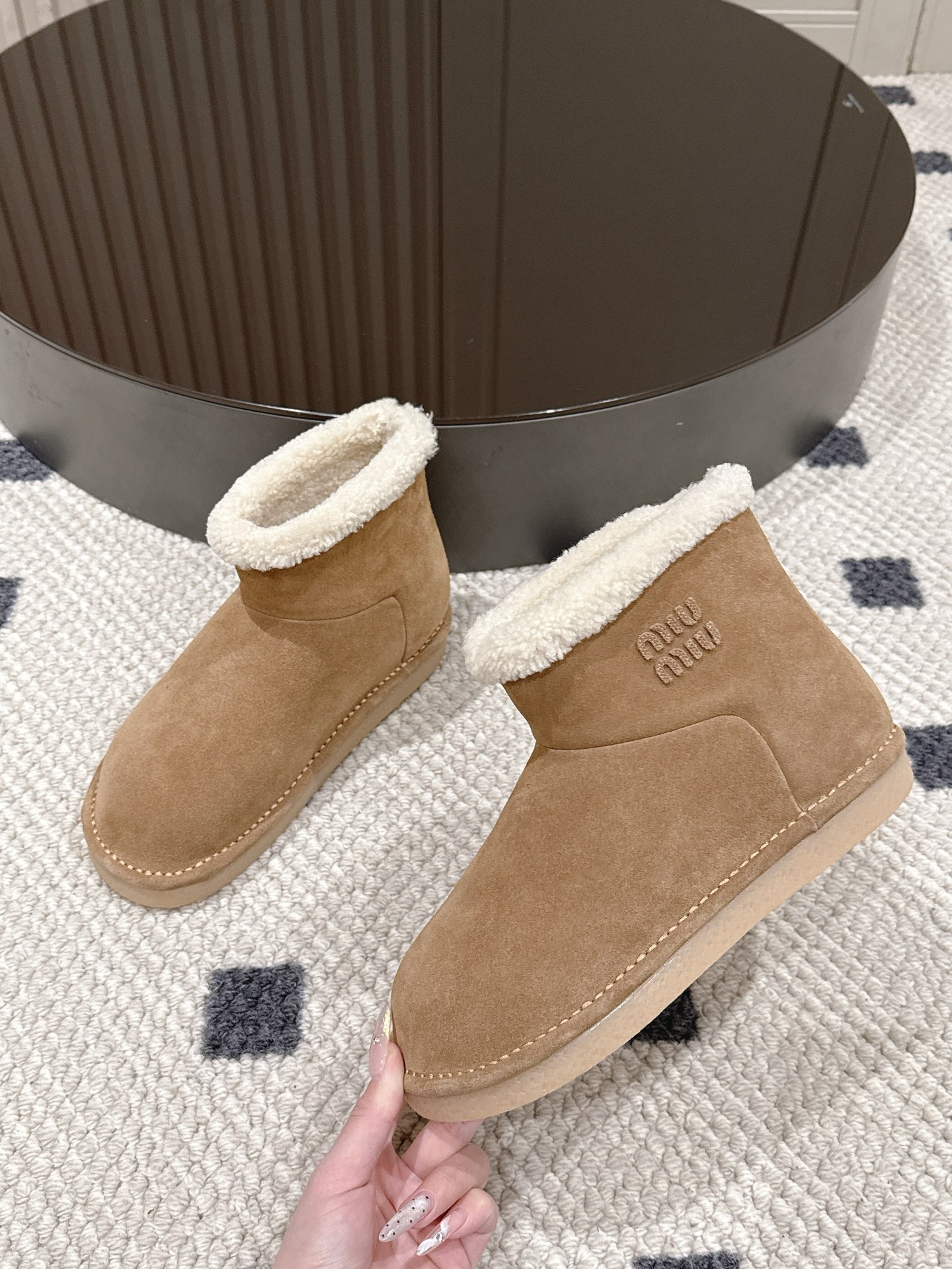 p280码数35-40！
Miu Miu 25FW 羊毛雪地靴
这是一款雪地靴，有浅米色和深棕色和黑色等款式。外观上，鞋面采用质感细腻的反绒皮材质，鞋口处环绕着一圈蓬松柔软的白色毛绒，既增添了时尚感，又能很好地包裹脚踝，起到保暖作用。
搭配方面，浅米色款可与浅色系的牛仔裤、针织裙搭配，打造出清新温柔的冬日造型；深棕色款则适合和深色系的工装裤、毛呢裙组合，营造出复古又温暖的风格，无论是日常出街还是冬日通勤，都很合适。