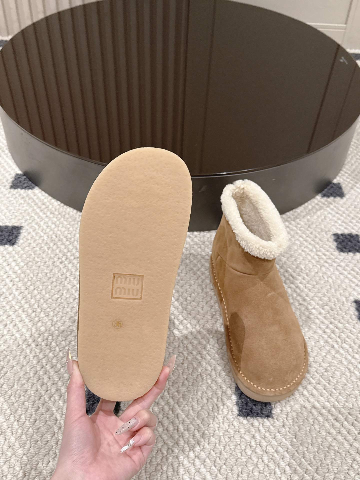 p280码数35-40！
Miu Miu 25FW 羊毛雪地靴
这是一款雪地靴，有浅米色和深棕色和黑色等款式。外观上，鞋面采用质感细腻的反绒皮材质，鞋口处环绕着一圈蓬松柔软的白色毛绒，既增添了时尚感，又能很好地包裹脚踝，起到保暖作用。
搭配方面，浅米色款可与浅色系的牛仔裤、针织裙搭配，打造出清新温柔的冬日造型；深棕色款则适合和深色系的工装裤、毛呢裙组合，营造出复古又温暖的风格，无论是日常出街还是冬日通勤，都很合适。