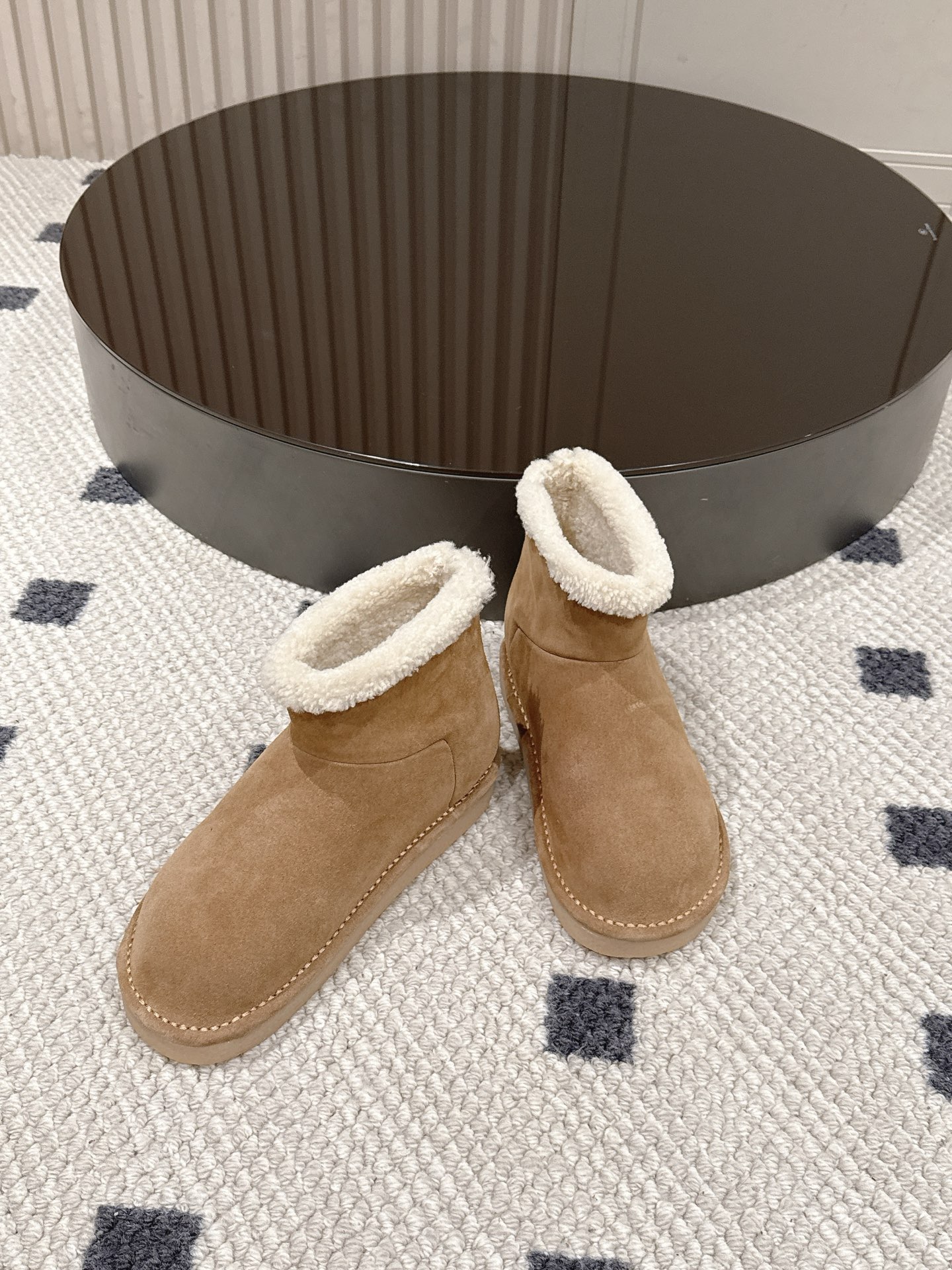 p280码数35-40！
Miu Miu 25FW 羊毛雪地靴
这是一款雪地靴，有浅米色和深棕色和黑色等款式。外观上，鞋面采用质感细腻的反绒皮材质，鞋口处环绕着一圈蓬松柔软的白色毛绒，既增添了时尚感，又能很好地包裹脚踝，起到保暖作用。
搭配方面，浅米色款可与浅色系的牛仔裤、针织裙搭配，打造出清新温柔的冬日造型；深棕色款则适合和深色系的工装裤、毛呢裙组合，营造出复古又温暖的风格，无论是日常出街还是冬日通勤，都很合适。