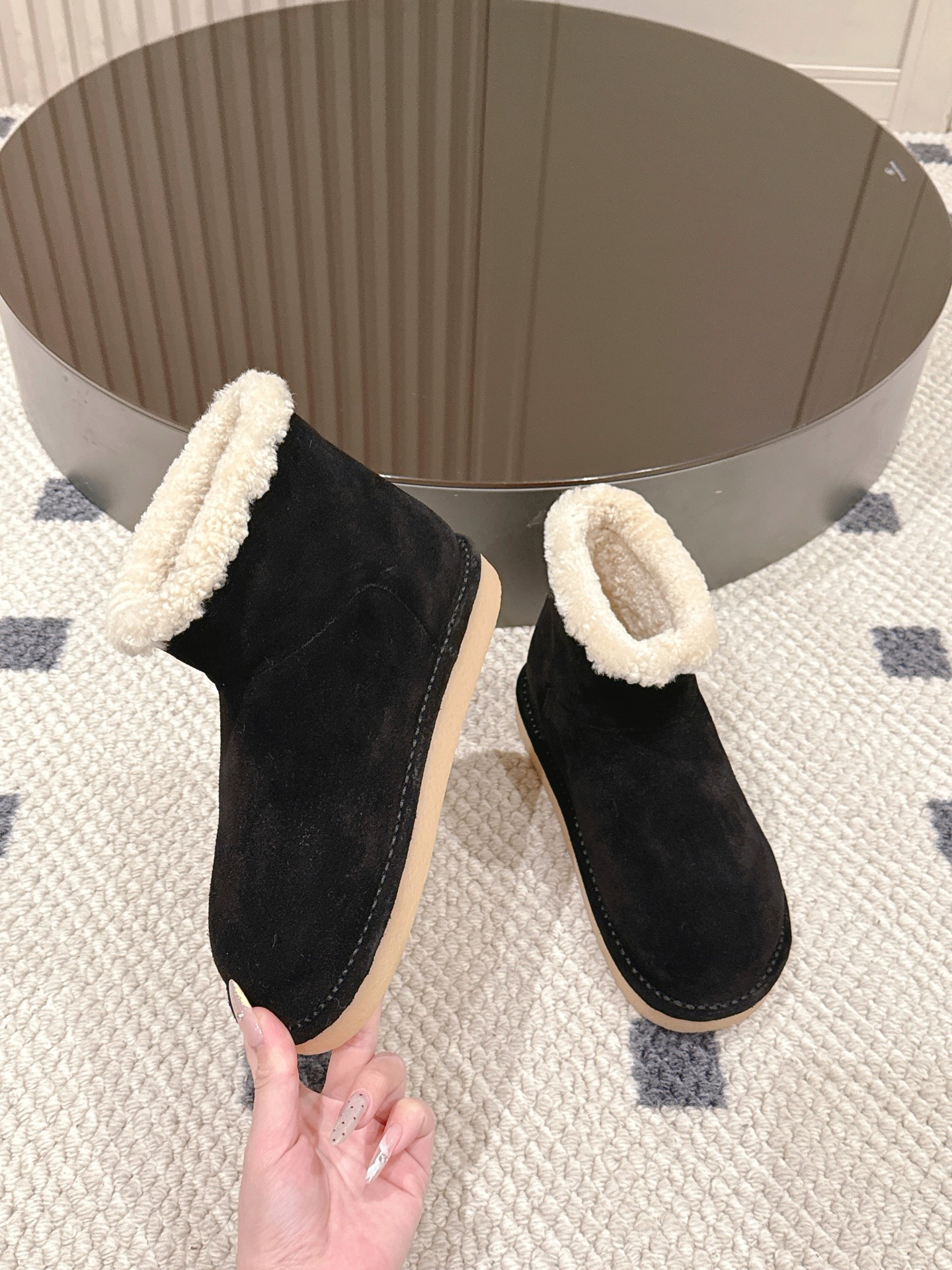 p280。码数35-40！
Miu Miu 25FW 羊毛雪地靴
这是一款雪地靴，有浅米色和深棕色和黑色等款式。外观上，鞋面采用质感细腻的反绒皮材质，鞋口处环绕着一圈蓬松柔软的白色毛绒，既增添了时尚感，又能很好地包裹脚踝，起到保暖作用。
搭配方面，浅米色款可与浅色系的牛仔裤、针织裙搭配，打造出清新温柔的冬日造型；深棕色款则适合和深色系的工装裤、毛呢裙组合，营造出复古又温暖的风格，无论是日常出街还是冬日通勤，都很合适。