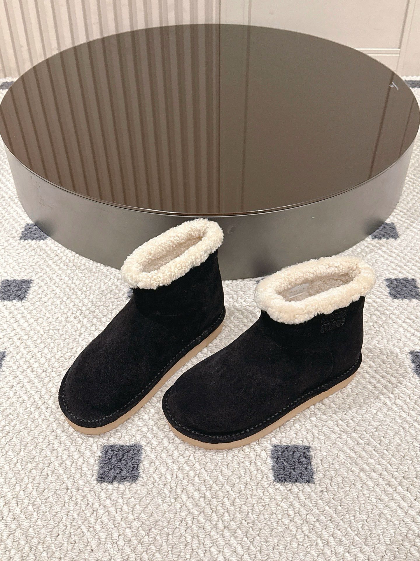 p280。码数35-40！
Miu Miu 25FW 羊毛雪地靴
这是一款雪地靴，有浅米色和深棕色和黑色等款式。外观上，鞋面采用质感细腻的反绒皮材质，鞋口处环绕着一圈蓬松柔软的白色毛绒，既增添了时尚感，又能很好地包裹脚踝，起到保暖作用。
搭配方面，浅米色款可与浅色系的牛仔裤、针织裙搭配，打造出清新温柔的冬日造型；深棕色款则适合和深色系的工装裤、毛呢裙组合，营造出复古又温暖的风格，无论是日常出街还是冬日通勤，都很合适。