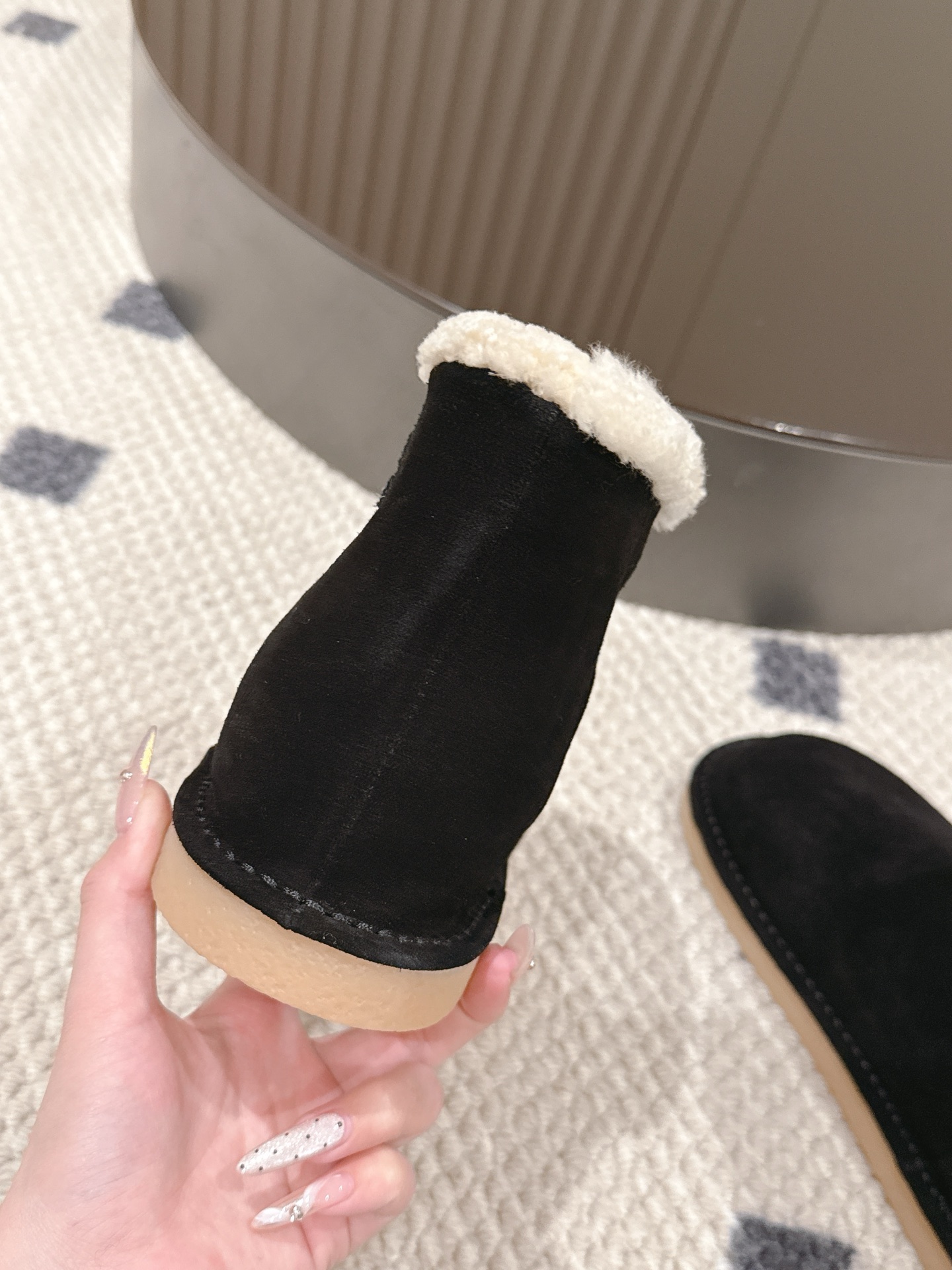 p280。码数35-40！
Miu Miu 25FW 羊毛雪地靴
这是一款雪地靴，有浅米色和深棕色和黑色等款式。外观上，鞋面采用质感细腻的反绒皮材质，鞋口处环绕着一圈蓬松柔软的白色毛绒，既增添了时尚感，又能很好地包裹脚踝，起到保暖作用。
搭配方面，浅米色款可与浅色系的牛仔裤、针织裙搭配，打造出清新温柔的冬日造型；深棕色款则适合和深色系的工装裤、毛呢裙组合，营造出复古又温暖的风格，无论是日常出街还是冬日通勤，都很合适。