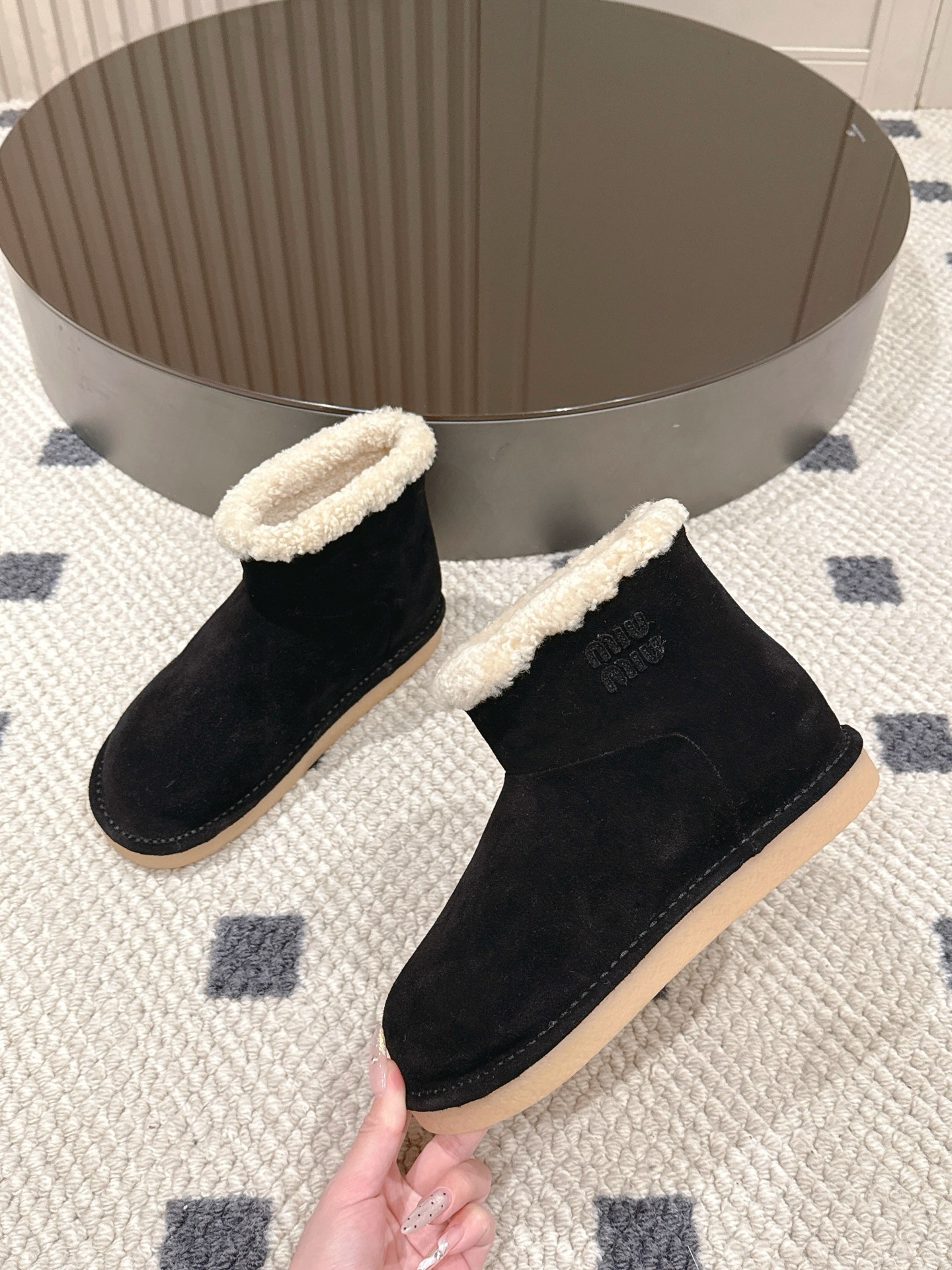 p280。码数35-40！
Miu Miu 25FW 羊毛雪地靴
这是一款雪地靴，有浅米色和深棕色和黑色等款式。外观上，鞋面采用质感细腻的反绒皮材质，鞋口处环绕着一圈蓬松柔软的白色毛绒，既增添了时尚感，又能很好地包裹脚踝，起到保暖作用。
搭配方面，浅米色款可与浅色系的牛仔裤、针织裙搭配，打造出清新温柔的冬日造型；深棕色款则适合和深色系的工装裤、毛呢裙组合，营造出复古又温暖的风格，无论是日常出街还是冬日通勤，都很合适。