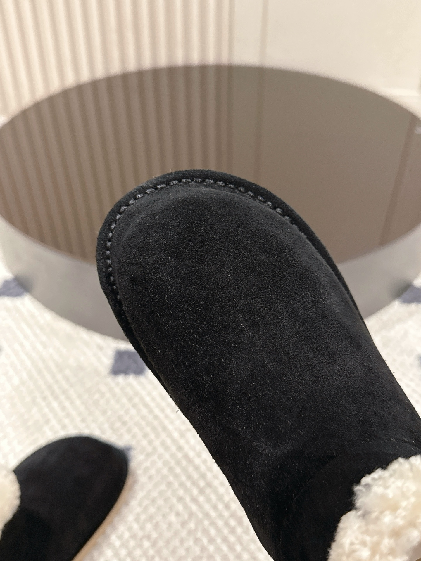 p280。码数35-40！
Miu Miu 25FW 羊毛雪地靴
这是一款雪地靴，有浅米色和深棕色和黑色等款式。外观上，鞋面采用质感细腻的反绒皮材质，鞋口处环绕着一圈蓬松柔软的白色毛绒，既增添了时尚感，又能很好地包裹脚踝，起到保暖作用。
搭配方面，浅米色款可与浅色系的牛仔裤、针织裙搭配，打造出清新温柔的冬日造型；深棕色款则适合和深色系的工装裤、毛呢裙组合，营造出复古又温暖的风格，无论是日常出街还是冬日通勤，都很合适。