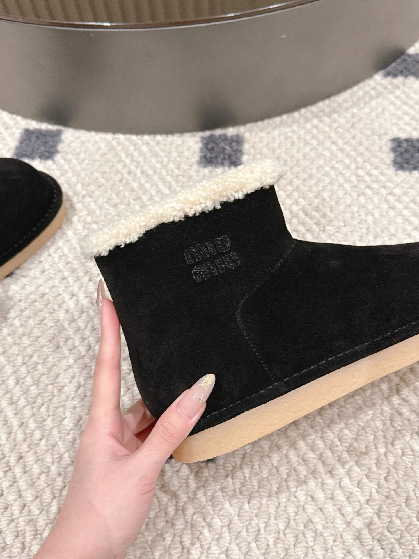 p280。码数35-40！
Miu Miu 25FW 羊毛雪地靴
这是一款雪地靴，有浅米色和深棕色和黑色等款式。外观上，鞋面采用质感细腻的反绒皮材质，鞋口处环绕着一圈蓬松柔软的白色毛绒，既增添了时尚感，又能很好地包裹脚踝，起到保暖作用。
搭配方面，浅米色款可与浅色系的牛仔裤、针织裙搭配，打造出清新温柔的冬日造型；深棕色款则适合和深色系的工装裤、毛呢裙组合，营造出复古又温暖的风格，无论是日常出街还是冬日通勤，都很合适。