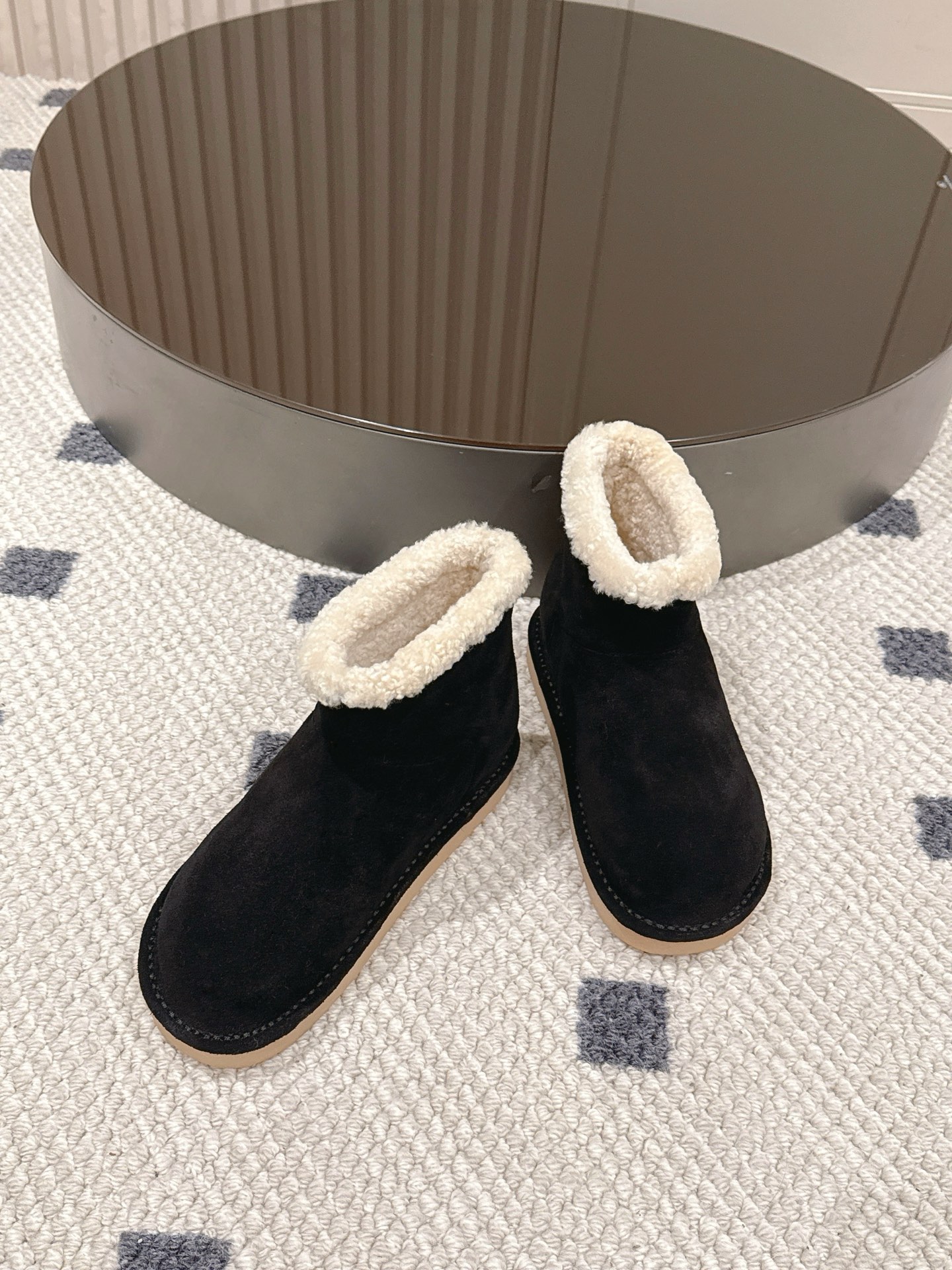 p280。码数35-40！
Miu Miu 25FW 羊毛雪地靴
这是一款雪地靴，有浅米色和深棕色和黑色等款式。外观上，鞋面采用质感细腻的反绒皮材质，鞋口处环绕着一圈蓬松柔软的白色毛绒，既增添了时尚感，又能很好地包裹脚踝，起到保暖作用。
搭配方面，浅米色款可与浅色系的牛仔裤、针织裙搭配，打造出清新温柔的冬日造型；深棕色款则适合和深色系的工装裤、毛呢裙组合，营造出复古又温暖的风格，无论是日常出街还是冬日通勤，都很合适。