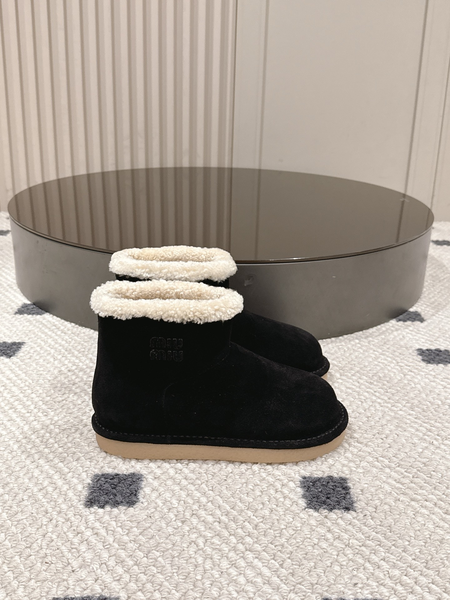 p280。码数35-40！
Miu Miu 25FW 羊毛雪地靴
这是一款雪地靴，有浅米色和深棕色和黑色等款式。外观上，鞋面采用质感细腻的反绒皮材质，鞋口处环绕着一圈蓬松柔软的白色毛绒，既增添了时尚感，又能很好地包裹脚踝，起到保暖作用。
搭配方面，浅米色款可与浅色系的牛仔裤、针织裙搭配，打造出清新温柔的冬日造型；深棕色款则适合和深色系的工装裤、毛呢裙组合，营造出复古又温暖的风格，无论是日常出街还是冬日通勤，都很合适。