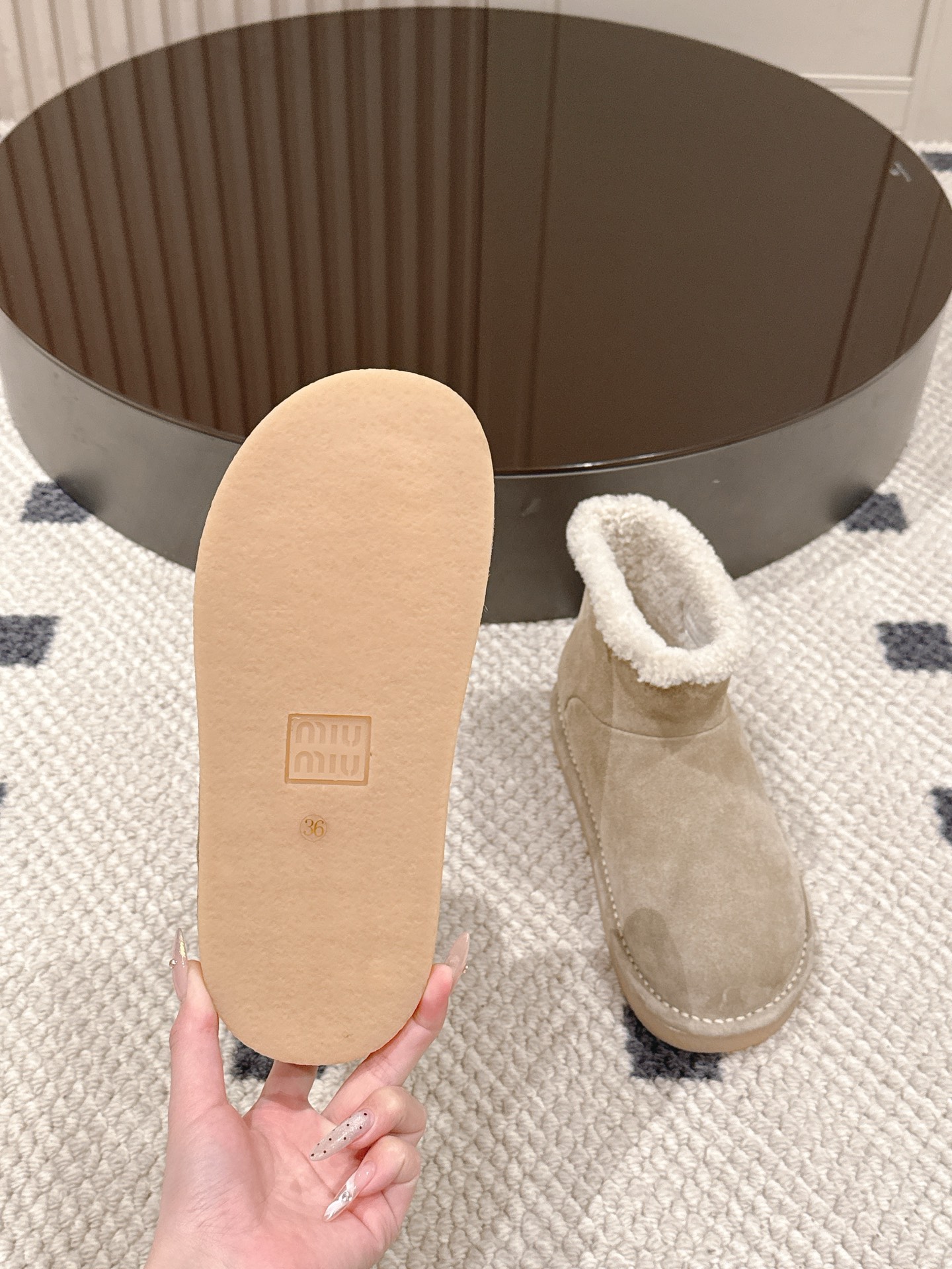 p280。码数35-40！
Miu Miu 25FW 羊毛雪地靴
这是一款雪地靴，有浅米色和深棕色和黑色等款式。外观上，鞋面采用质感细腻的反绒皮材质，鞋口处环绕着一圈蓬松柔软的白色毛绒，既增添了时尚感，又能很好地包裹脚踝，起到保暖作用。
搭配方面，浅米色款可与浅色系的牛仔裤、针织裙搭配，打造出清新温柔的冬日造型；深棕色款则适合和深色系的工装裤、毛呢裙组合，营造出复古又温暖的风格，无论是日常出街还是冬日通勤，都很合适。