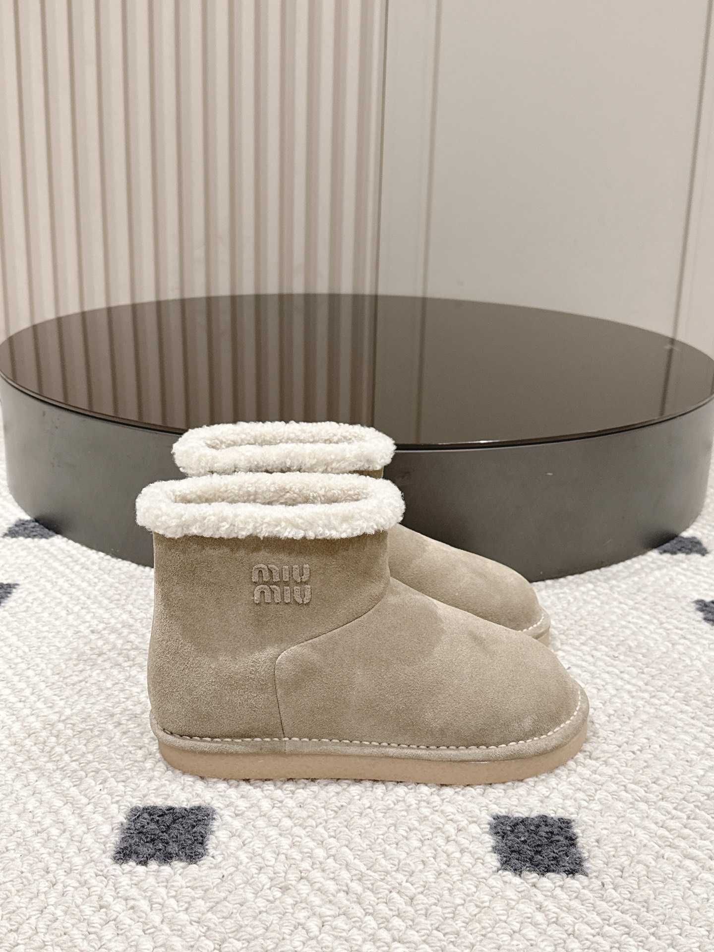 p280。码数35-40！
Miu Miu 25FW 羊毛雪地靴
这是一款雪地靴，有浅米色和深棕色和黑色等款式。外观上，鞋面采用质感细腻的反绒皮材质，鞋口处环绕着一圈蓬松柔软的白色毛绒，既增添了时尚感，又能很好地包裹脚踝，起到保暖作用。
搭配方面，浅米色款可与浅色系的牛仔裤、针织裙搭配，打造出清新温柔的冬日造型；深棕色款则适合和深色系的工装裤、毛呢裙组合，营造出复古又温暖的风格，无论是日常出街还是冬日通勤，都很合适。