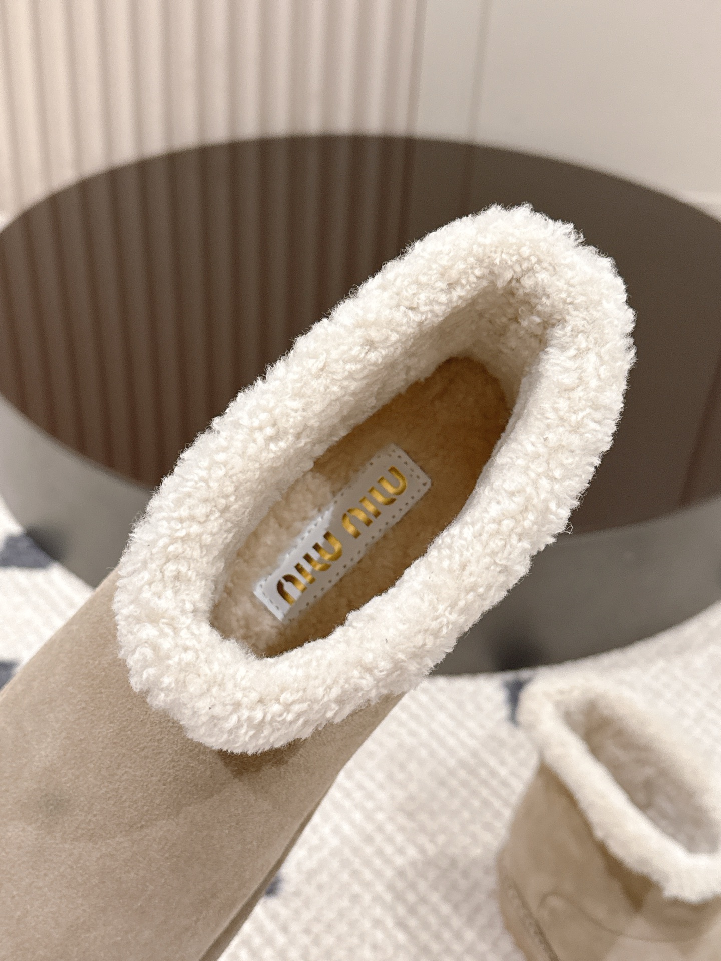 p280。码数35-40！
Miu Miu 25FW 羊毛雪地靴
这是一款雪地靴，有浅米色和深棕色和黑色等款式。外观上，鞋面采用质感细腻的反绒皮材质，鞋口处环绕着一圈蓬松柔软的白色毛绒，既增添了时尚感，又能很好地包裹脚踝，起到保暖作用。
搭配方面，浅米色款可与浅色系的牛仔裤、针织裙搭配，打造出清新温柔的冬日造型；深棕色款则适合和深色系的工装裤、毛呢裙组合，营造出复古又温暖的风格，无论是日常出街还是冬日通勤，都很合适。