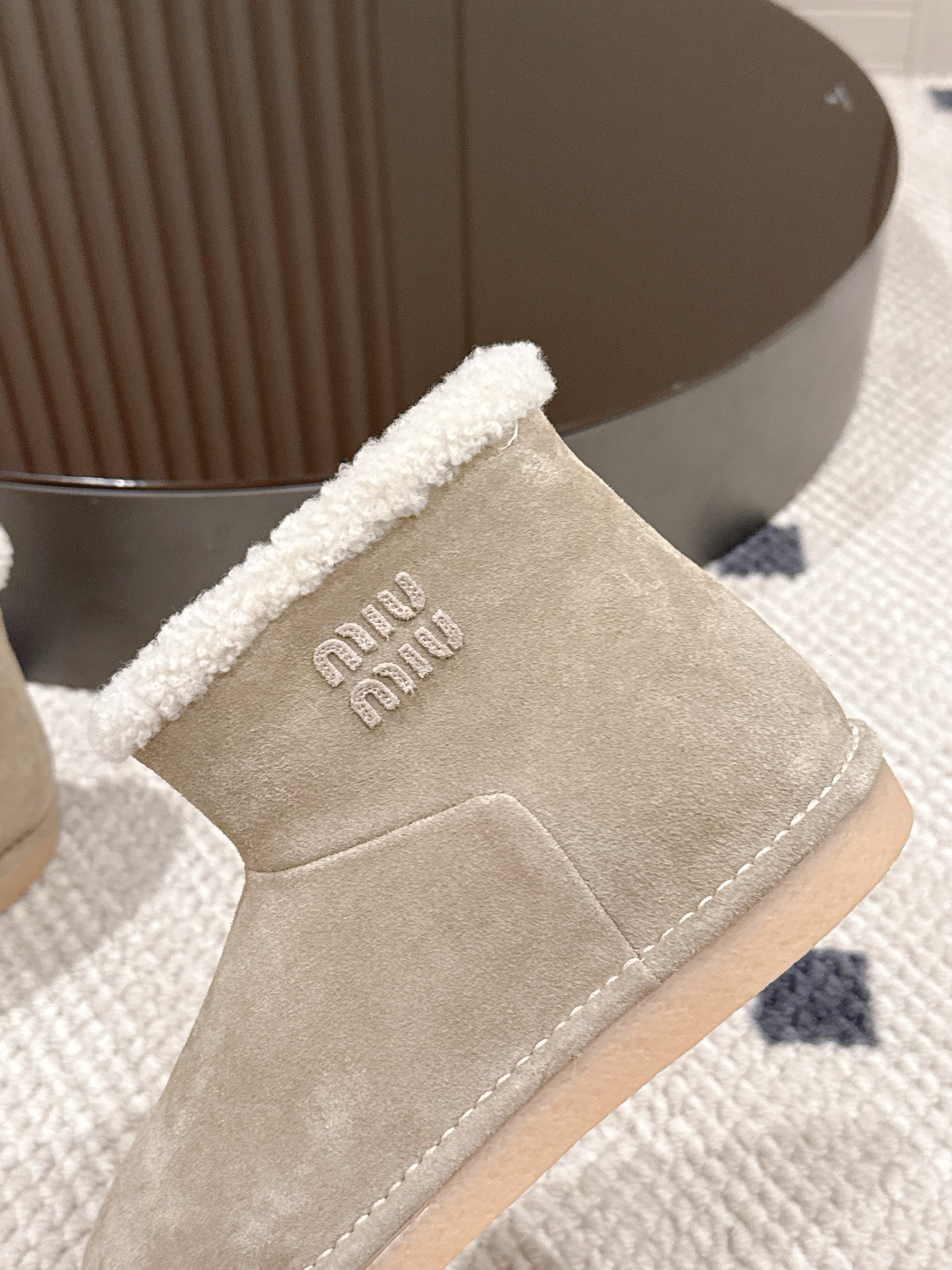 p280。码数35-40！
Miu Miu 25FW 羊毛雪地靴
这是一款雪地靴，有浅米色和深棕色和黑色等款式。外观上，鞋面采用质感细腻的反绒皮材质，鞋口处环绕着一圈蓬松柔软的白色毛绒，既增添了时尚感，又能很好地包裹脚踝，起到保暖作用。
搭配方面，浅米色款可与浅色系的牛仔裤、针织裙搭配，打造出清新温柔的冬日造型；深棕色款则适合和深色系的工装裤、毛呢裙组合，营造出复古又温暖的风格，无论是日常出街还是冬日通勤，都很合适。