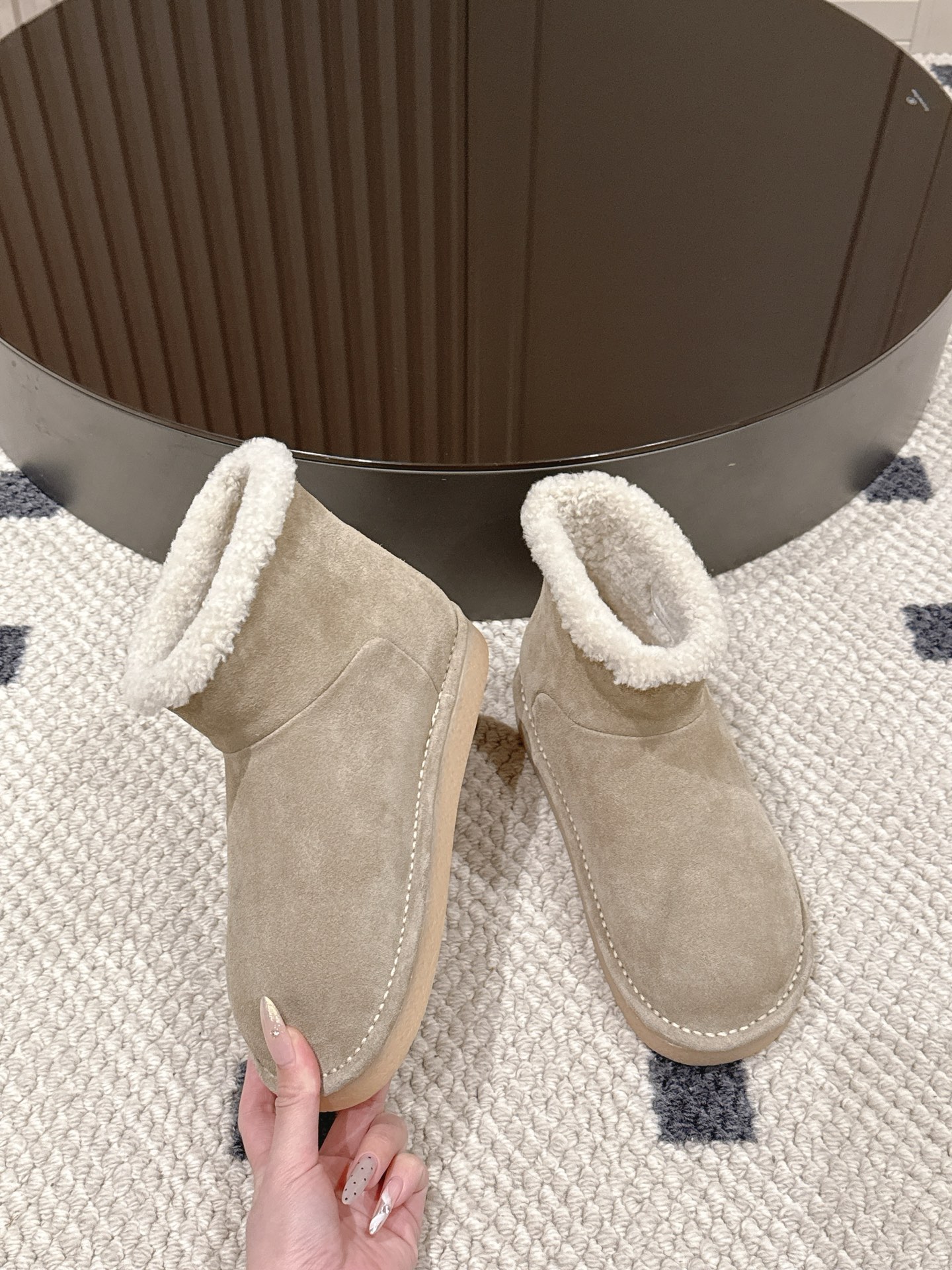 p280。码数35-40！
Miu Miu 25FW 羊毛雪地靴
这是一款雪地靴，有浅米色和深棕色和黑色等款式。外观上，鞋面采用质感细腻的反绒皮材质，鞋口处环绕着一圈蓬松柔软的白色毛绒，既增添了时尚感，又能很好地包裹脚踝，起到保暖作用。
搭配方面，浅米色款可与浅色系的牛仔裤、针织裙搭配，打造出清新温柔的冬日造型；深棕色款则适合和深色系的工装裤、毛呢裙组合，营造出复古又温暖的风格，无论是日常出街还是冬日通勤，都很合适。