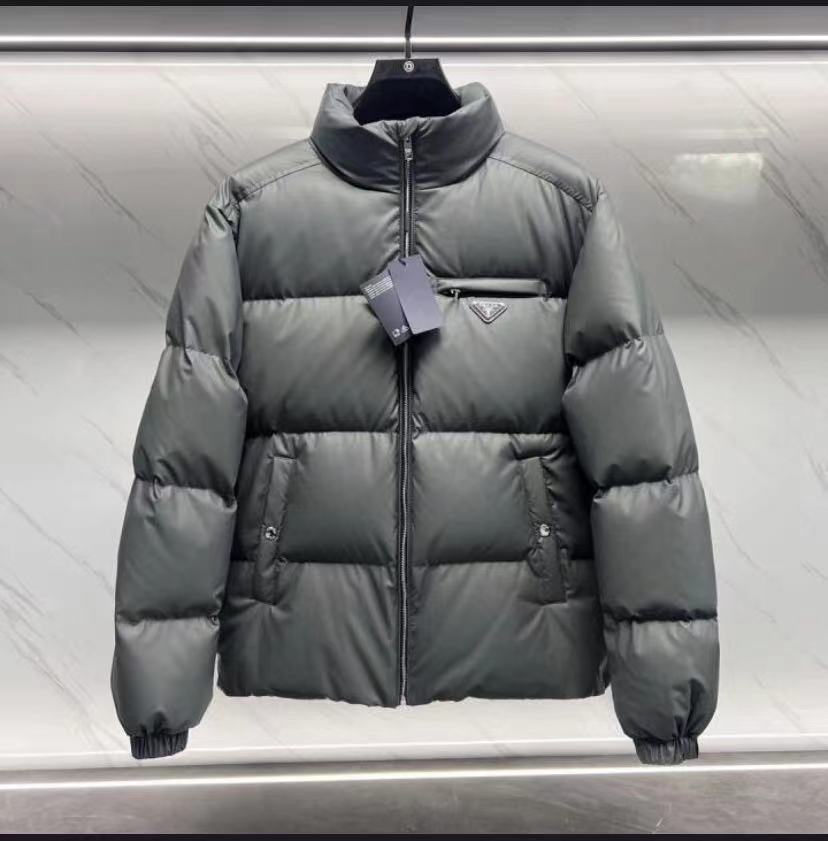 48 50 52 54 56 Plumón de Pato Blanco Conoce cada día una marca | PRADA Prada Conoce una marca todos los días | PRADA Pr…
