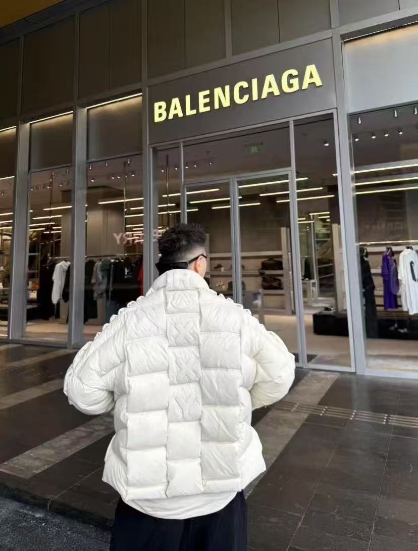 モンクレール 浮雕羽绒服 立襟デザイン