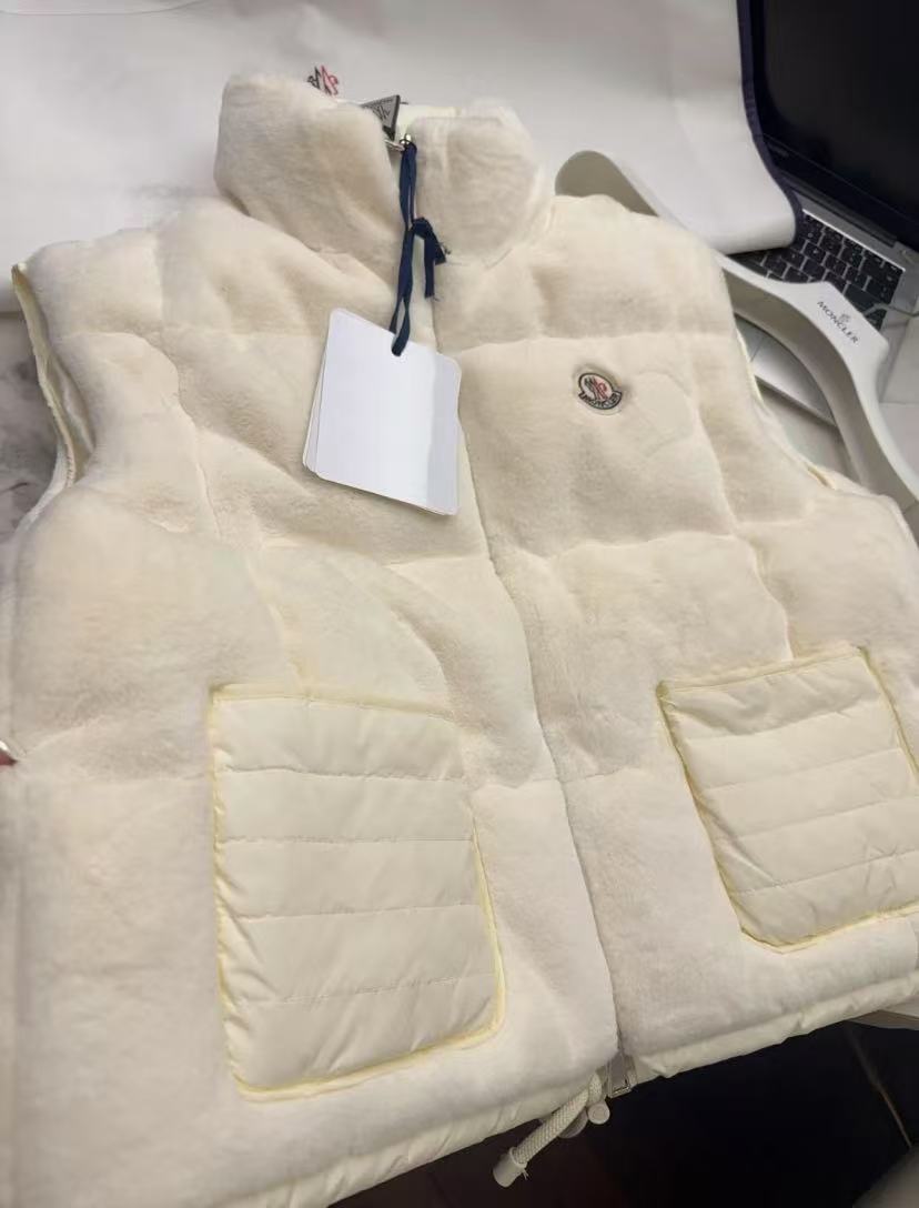 Empaquetado: Nuevo chaleco de plumas de terciopelo MONCLER. Look invernal adorable🍼Chaleco de plumas de terciopelo MON…