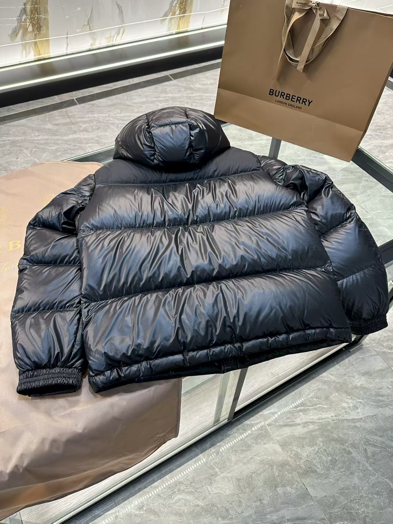 💰390 顶级代购版本
Burber* 撞色胶条字母Logo徽标连帽羽绒服.内里拼接经典格纹内衬,上身效果真的绝.特级鹅绒填充.填充超级饱满.
强烈推荐!!!!	这款上身效果真绝了!	
商品描述
-双向拉链开合 -侧边隐藏式口袋 -侧边拉链口袋 -抽绳式衣摆 -防风袖口
- 连帽防风高领
-肩标B字型拼色胶条logo
-休闲版型:较常规版型剪裁更为宽松，请选择小一号尺码。面料与保养
-外层:100%聚酰胺
-装饰:88%棉，11%聚酰胺，1%弹性纤维 -内衬: 100%聚酰胺
-填充:鸭绒，鸭毛;绒子含量 90% -填衬:100%聚酯纤维
Size:48-56