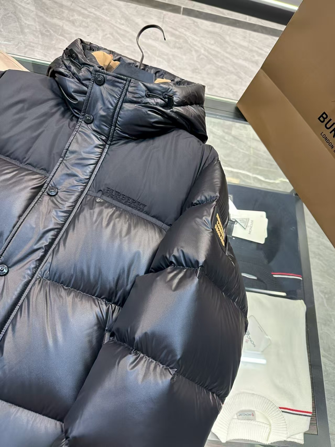 💰390 顶级代购版本
Burber* 撞色胶条字母Logo徽标连帽羽绒服.内里拼接经典格纹内衬,上身效果真的绝.特级鹅绒填充.填充超级饱满.
强烈推荐!!!!	这款上身效果真绝了!	
商品描述
-双向拉链开合 -侧边隐藏式口袋 -侧边拉链口袋 -抽绳式衣摆 -防风袖口
- 连帽防风高领
-肩标B字型拼色胶条logo
-休闲版型:较常规版型剪裁更为宽松，请选择小一号尺码。面料与保养
-外层:100%聚酰胺
-装饰:88%棉，11%聚酰胺，1%弹性纤维 -内衬: 100%聚酰胺
-填充:鸭绒，鸭毛;绒子含量 90% -填衬:100%聚酯纤维
Size:48-56