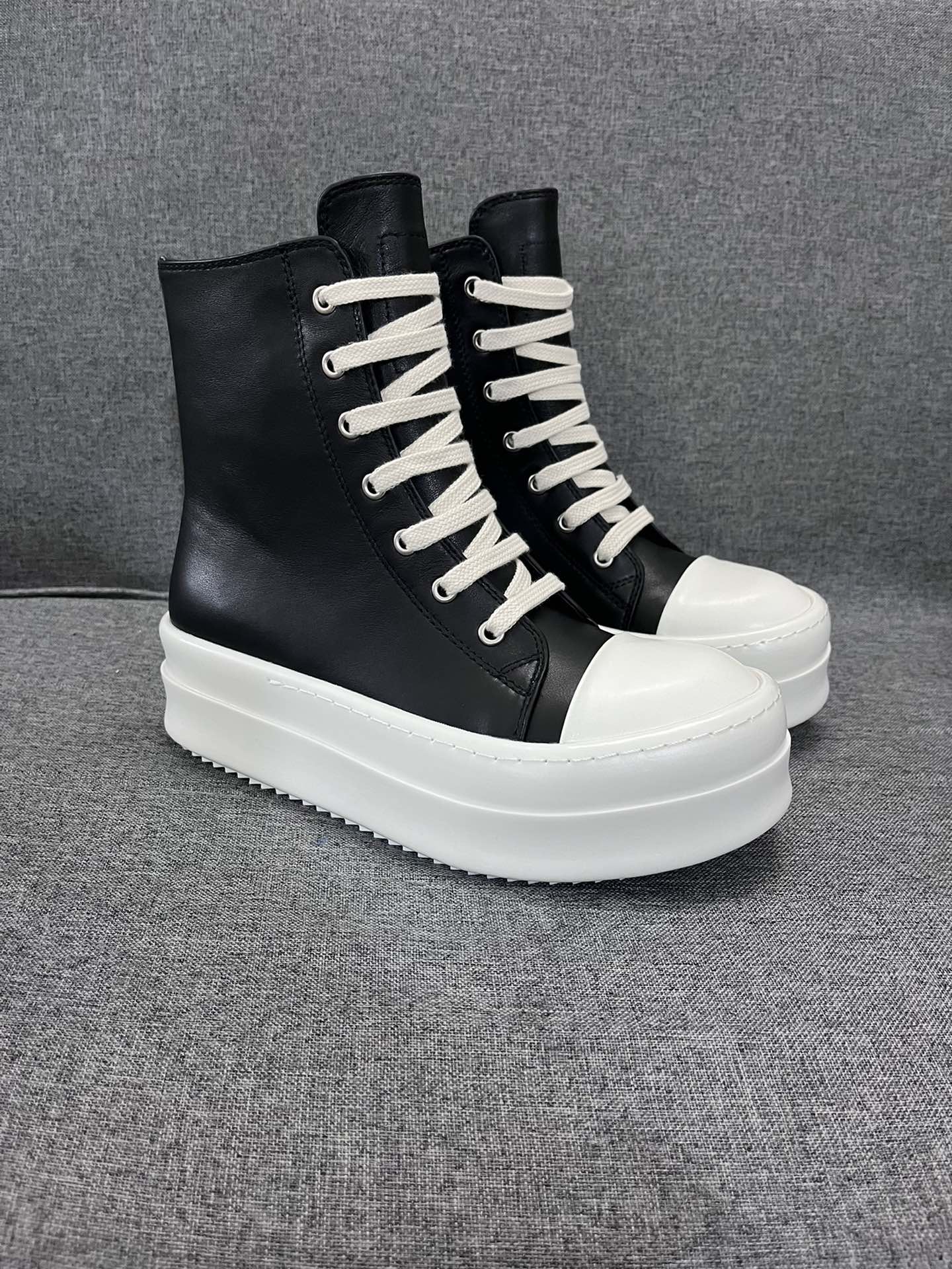 NO:831512,Real price RICK OWENS main line, classic high-top cowhide fabric, thick bottom hot on the market, original milky bottom TPU material, correct version, female size 35-40, male size 39-46,,cowhide19860909实价RICK OWENS主线 经典高帮牛皮面料,厚底火爆上市原版奶香底TPU材质,正确版本 女码35-40 男码39-46,,cowhide,Men's shoes