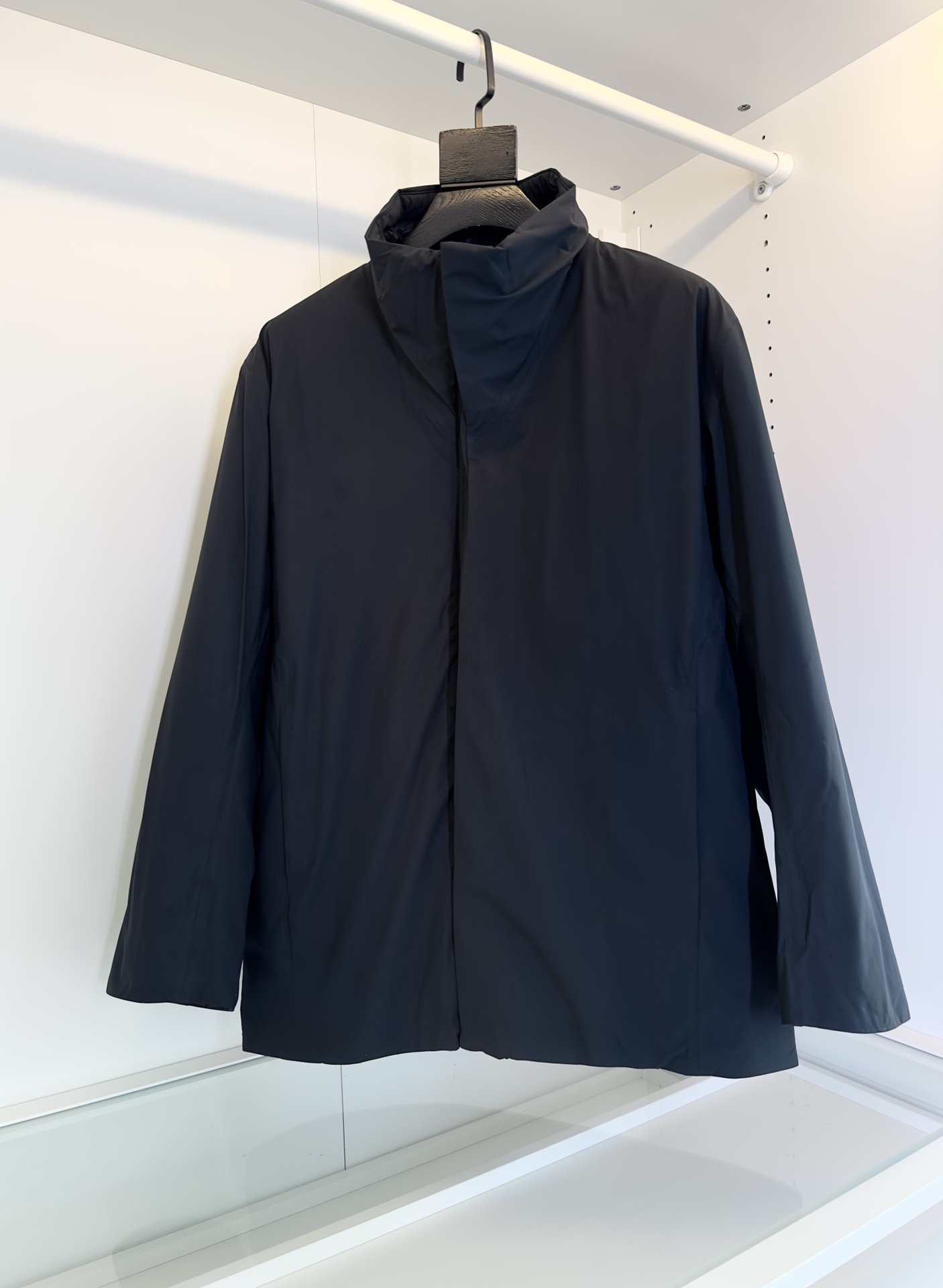 NO:597359,ARC bird 25FW new autumn and winter lightweight technical composite nylon material stand-collar cotton jacket, men's three-dimensional splicing tailoring outdoor windproof and waterproof functional warm cotton zipper jacket!  Trading company channels are rare and available on the official website simultaneously!  Bird's brand new VEILANCE EULER IS lightweight warm cotton clothing is online. It belongs to Bird's high-end series. As a branch line that pays more attention to fashion design, it combines fashion and high-end technology while continuing its simple style!  This cotton-padded jacket is made of imported high-tech composite film nylon material supplied by customers. It has ultra-tight woven technology + EPTFE film composite at the bottom. The fabric is light and soft, with excellent outdoor windproof and water-repellent properties, while still being breathable and hygroscopic. It is lined with cotton padding. Although it is light and thin, it has excellent heat-locking and thermal insulation effects. It is a simple functional cotton jacket that can be used for daily urban/outdoor travel!  The placket and pockets are closed with customized YKK metal zippers, and the quality of the accessories is impeccable!  Three-dimensional splicing tailoring + stand-up collar design, the silhouette is simple and neat, the upper body is stylish and not bulky, it can be worn in various occasions, and it is the best choice for outdoor travel!  Black, sizes S-XL recommended sizes (standard fit),,jil sander,tom ford,jackets & coats,jackets & coats,alexander wang19860909ARC鸟25FW秋冬新款轻量化科技复合尼龙材质立领棉衣,男士立体拼接剪裁户外防风防水机能保暖棉服拉链夹克外套！贸易公司渠道稀出,同步官网发售！鸟家全新VEILANCE EULER IS轻量保暖棉服上线,隶属于鸟高端系列,作为一个更加注重时尚设计的支线,在延续其简约风格的同时,结合了时尚与高端科技！此款棉衣夹克选用客供进口科技复合膜尼龙材质制成,超紧密机织工艺+底部EPTFE膜复合,面料轻盈柔软,具有优越的户外防风拒水性能,同时又不失透气吸湿性,内里夹棉填充内里,虽轻薄却拥有绝佳的锁温保暖效果,可兼顾都市日常/户外出行的简约型机能棉服！门襟及袋口客供定制YKK金属拉链闭合,辅料质感无法挑剔！立体拼接式剪裁+立领设计,版型线条简单利落,上身有型不臃肿,可兼顾各种场合穿着,是户外出行时最佳首选！黑色,尺码S-XL 尺码推荐（标准版型）,,jil sander,tom ford,jackets & coats,jackets & coats,alexander wang,Men's clothing