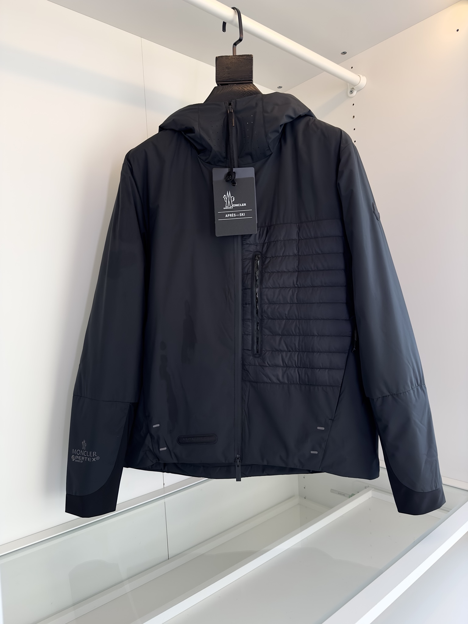 NO:655739,Mo**ler hooded* FW's latest lightweight black nylon down for autumn and winter. Men's quilted zipper pocket splicing outdoor functional hooded down jacket!  Trading company channels are rare and available on the official website simultaneously!  This new M family down jacket not only has excellent performance features, but also pays attention to detail design and comfort!  Whether you are doing outdoor sports or daily wear, it can keep you light and warm without looking bulky!  This down jacket is the first choice for men in autumn and winter. It is made of customized black matte nylon fabric, which is windproof, water-repellent, wear-resistant and tear-resistant, providing you with strong outdoor performance!  The interior is filled with European standard white goose down and paired with a fully quilted lining to ensure the filling is even and full, keeping you warm in the cold season!  This jacket is also unique in design. The quilted patent pockets on the front contrast sharply with the main fabric and enhance the overall highlight!  The customized letter-engraved fully-glued placket zipper and zippered pockets add convenience and fashion!  At the same time, the laser-punched collar and elastic elastic hood are not only windproof, but also allow you to breathe smoothly!  In order to improve outdoor safety, 3M reflective points are also designed on the hem, so that you can be noticed by others at night!  In addition, the fitted tailoring and elastic fabric spliced ​​cuffs and hem elastic drawstrings can be adjusted according to personal needs to fit the body better!  Whether you're taking on a challenge or enjoying some leisure time, this jacket will be your best choice!  Size 1-4, try on 172-fit 2,,jackets & coats,jackets & coats,down jacket,hats,alexander wang19860909Mo**ler蒙*口 FW秋冬最新轻薄款黑色尼龙羽绒.男士绗缝拉链口袋拼接户外功能性连帽羽绒服外套！贸易公司渠道稀出,同步官网发售！这款M家全新羽绒夹克不仅具有出色的性能特点,还注重细节设计和舒适度！无论是在户外运动还是日常穿搭中,它都能让你轻盈保暖而不显臃肿！该羽绒夹克是男士秋冬首选,它采用客供定制的黑色消光尼龙面料,具有防风、拒水、耐磨和抗撕裂的特性,为你提供强悍的户外性能！内里采用欧标白鹅绒充填,并搭配全绗缝里料,确保充绒均匀饱满,让你在寒冷的季节里保持温暖！这款夹克在设计上也别出心裁,正面绗缝漆面口袋与主要面料形成鲜明对比,提升了整体亮点！而客供定制的字母刻印全压胶门襟拉链,和拉链开合口袋则增加了便利性和时尚感！同时激光打孔领口和松紧弹力帽兜不仅可以防风,还能让你呼吸通畅！为了提升户外安全性,在下摆处还设计了3M反光点,让你在夜晚也能被他人注意到！此外合体版型剪裁和弹力面料拼接的袖口和下摆松紧抽绳,可以根据个人需求进行调节,更加贴合身体！无论是迎接挑战还是享受休闲时光,这款夹克都会成为你的最佳选择！尺码1-4 试穿172-穿2合适,,jackets & coats,jackets & coats,down jacket,hats,alexander wang,Men's clothing