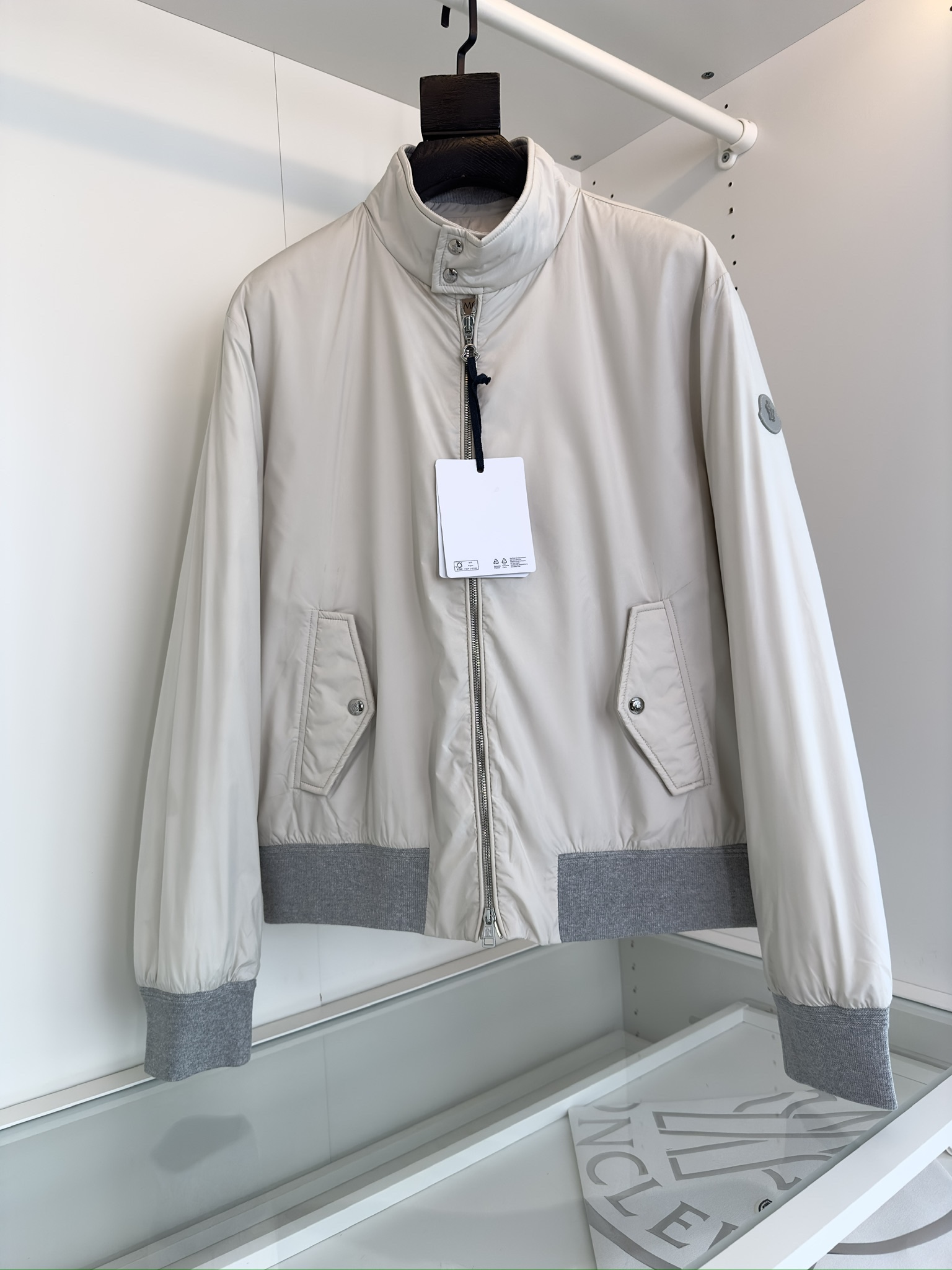 NO:655748,MOC25FW new autumn and winter densely woven nylon stand collar down jacket, men's lightweight down quilted lined pilot zipper down jacket jacket!  The trading company channel is rare, and it is sold simultaneously on the official website. The purchase price is 7910RMB!  A must-have thin down jacket for men in autumn and winter. With its pilot shape and smart and handsome upper body effect, it has become a very stylish style!  This down jacket adopts a zippered small stand-up collar design, making the overall look more refined!  The flap pocket design on both sides adds practicality!  Customized logo-engraved zippers, snap buttons and other hardware details are provided to customers, showing a full sense of quality and class!  High-density nylon fabric becomes one of the main fabrics of this jacket, allowing the wearer to feel comfortable and textured!  The cuffs and hem are designed with gray knitted ribbing, which not only increases the overall texture but also improves comfort!  The interior is padded and filled with thin quilted European standard 90 goose down, ensuring warmth and comfort without looking bloated!  The three-dimensional metal embossed leather badges on the sleeve arms give people a sense of luxury, which is irresistible!  This jacket features a short, fitted silhouette, making it perfect for men of all ages!  If you like this jacket, please don't miss it, it will become your fashionable and handsome choice and show your young and fashionable side!  Whether it's daily wear or special occasions, it can make you stand out!  In short, this down jacket is a rare fashion item. It not only has practicality and comfort, but also shows quality and class!  No matter where you are, choosing this jacket will make you the center of attention and exude confidence and charm!  black/beige/grey, size 1-4, try on 172-fits size 2,,jackets & coats,jackets & coats,down jacket,alexander wang19860909MOC25FW秋冬新款密织尼龙立领羽绒夹克,男士轻薄款羽绒绗缝内衬飞行员拉链羽绒服夹克外套！贸易公司渠道稀出,同步官网发售,代购价格7910RMB！男士秋冬时节必入薄款羽绒夹克奉献,它以其飞行员造型、干练帅气的上身效果,成为了非常有型的穿搭款式！这款羽绒夹克采用了拉链小立领设计,让整体造型更显精致！而两侧翻盖口袋设计,则增添了实用性！客供定制Logo刻印拉链、四合扣等五金细节,展现满满的品质档次感！高密尼龙面料成为这件夹克的主要面料之一,让穿着者感受到舒适和质感！袖口和下摆则采用灰色针织罗纹拼接设计,既增加了整体质感,又提升了舒适度！内里使用薄款绗缝欧标90鹅绒加衬填充,保证了保暖性和舒适度,同时又不会显得臃肿！袖臂上的立体金属压花皮标徽章,则给人一种高奢气场的感觉,让人无法抗拒！这款夹克采用了短款合体版型剪裁,非常适合各个年龄阶层的男士驾驭！如果你喜欢这款夹克,请不要错过它,它将成为你时尚帅气的选择,并展现出你年轻时尚的一面！无论是日常穿搭还是特殊场合,都能让你脱颖而出！总之该羽绒夹克是一件不可多得的时尚单品,它既具备了实用性和舒适度,又展现了品质和档次感！无论何时何地,选择这款夹克都能让你成为焦点,并散发出自信和魅力！黑色/米色/灰色,尺码1-4 试穿172-穿2码合适,,jackets & coats,jackets & coats,down jacket,alexander wang,Men's clothing