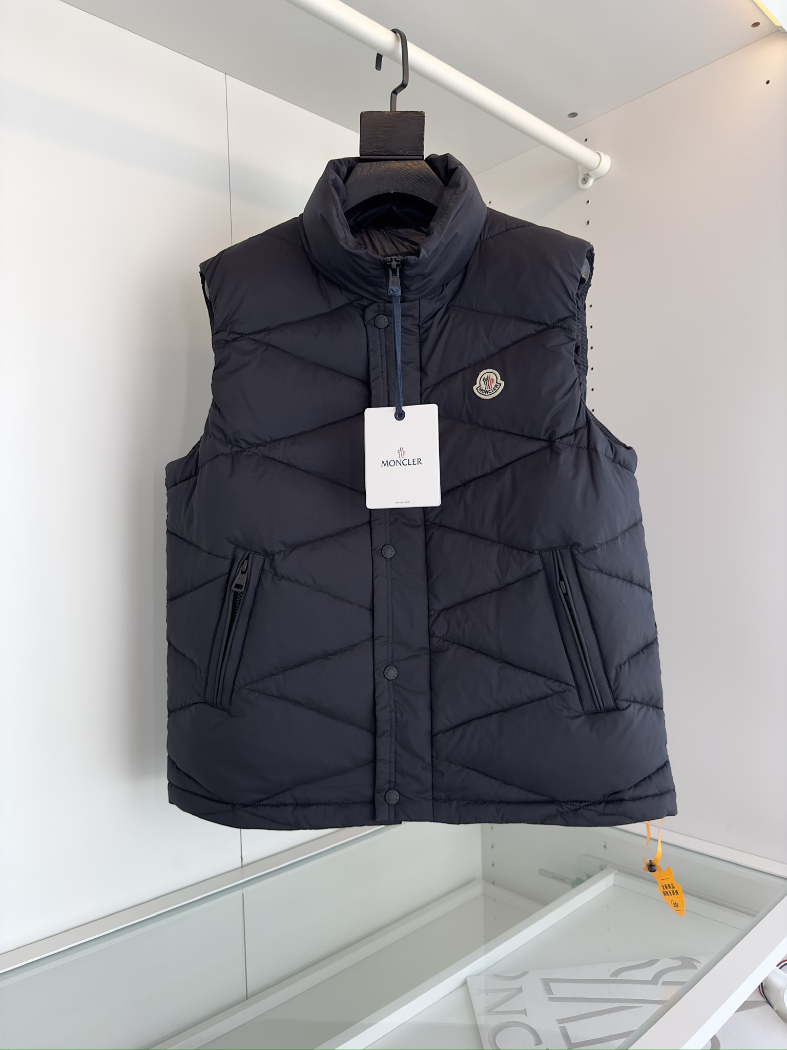 NO:655752,MON Yuhuang autumn and winter Mon*ler stand collar ribbed down vest vest  The classic regular down vest once again opens a chapter of invincible avant-garde style. The style has its own elegance and nobility. The fabric is made of imported top-grade microfiber polyester nylon fabric, which has a more outstanding softness and delicate feeling. The full lock-down treatment design does not let the velvet run away or get rid of the hair. The air resilience is also very good when pressed by hand.  Customer-supplied DIST90 goose down is processed with advanced direct-filling technology. It has strong warmth retention, and the back line adopts CNC positioning process. The down vest shows a classic silhouette and can easily switch between the workplace and weekend outdoor time. Made of dense nylon fabric, it has excellent breathability and technological performance.  Color: Black Size data reference: 1-4, try on 172-size 2 is suitable,,down jacket,alexander wang19860909MON羽皇 秋冬Mon*ler 立领棱格羽绒背心马甲 经典常规款的羽绒马甲背心再次打开无敌前卫造型的篇章.造型自带优雅高贵.面料采用进口顶级超细纤维聚酯尼龙面料,柔软度细腻感更为突出.十足的锁绒处理设计不跑绒不钻毛.用手抓压空气回弹性也是十足的好.客供DIST90鹅绒配合先进的直充绒技术处理.保暖性极强,后背行线采用数控定位工艺流程.羽绒马甲彰显经典廓形,可轻松实现职场与周末户外时光的切换.采用致密尼龙面料制成,具有出色透气性和科技性能. 颜色:黑色 尺码数据参考: 1-4 试穿172-穿2码合适,,down jacket,alexander wang,Men's clothing