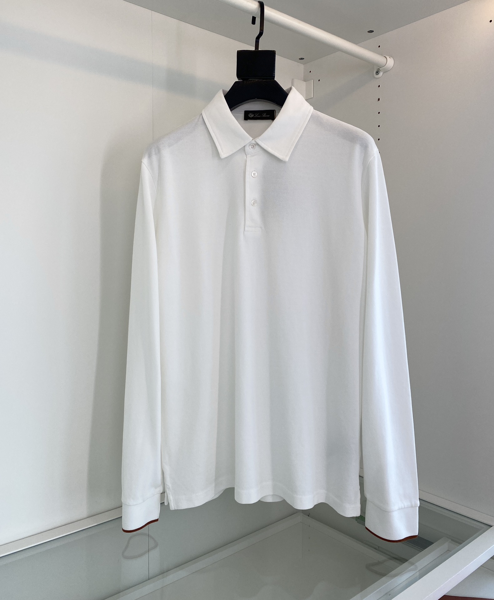 NO:116521,LP Lo*ro Pi*na Nuo u Pianya Lao Qian recommends!  Cabinet for sale, classic bead floor cotton long-sleeved lapel T-shirt, classic and versatile styles every year, three-button, contrasting cuffs, upright upper body, overall upper body feel will not be too tight or too loose, very friendly to the figure, easy to wear, classic and timeless!  The fabric is made of honeycomb bead floor fabric, garment washing technology, the upper body makes the skin more comfortable to touch the fabric. The upper body is very high-end, skin-friendly and breathable, crisp and stylish. Orders of full-quality color, hidden blue, green, gray, card color, white size M-2XL, try on 172-148, suitable for wearing L.,,loro piano,tees, t-shirt,alexander wang19860909LP Lo*ro Pi*na诺 u翩雅 老钱推荐！柜在售 经典款珠地棉长袖翻领T恤衫 年年经典百搭款式合体的版型 三粒扣 袖口撞色点缀 上身挺拔 整体上身感不会过紧或者过松 对身材很友好 好穿又百搭经典不过时！ 面料采用 蜂窝珠地面料 成衣水洗的工艺 上身让皮肤接触面料更加舒适. 上身很高档 亲肤透气,挺括有型 全品相的订单 颜色 藏蓝 绿色 灰色 卡色白色尺码M-2XL 试穿172-148穿L合适 .,,loro piana,tees，t-shirt,alexander wang,Men's clothing