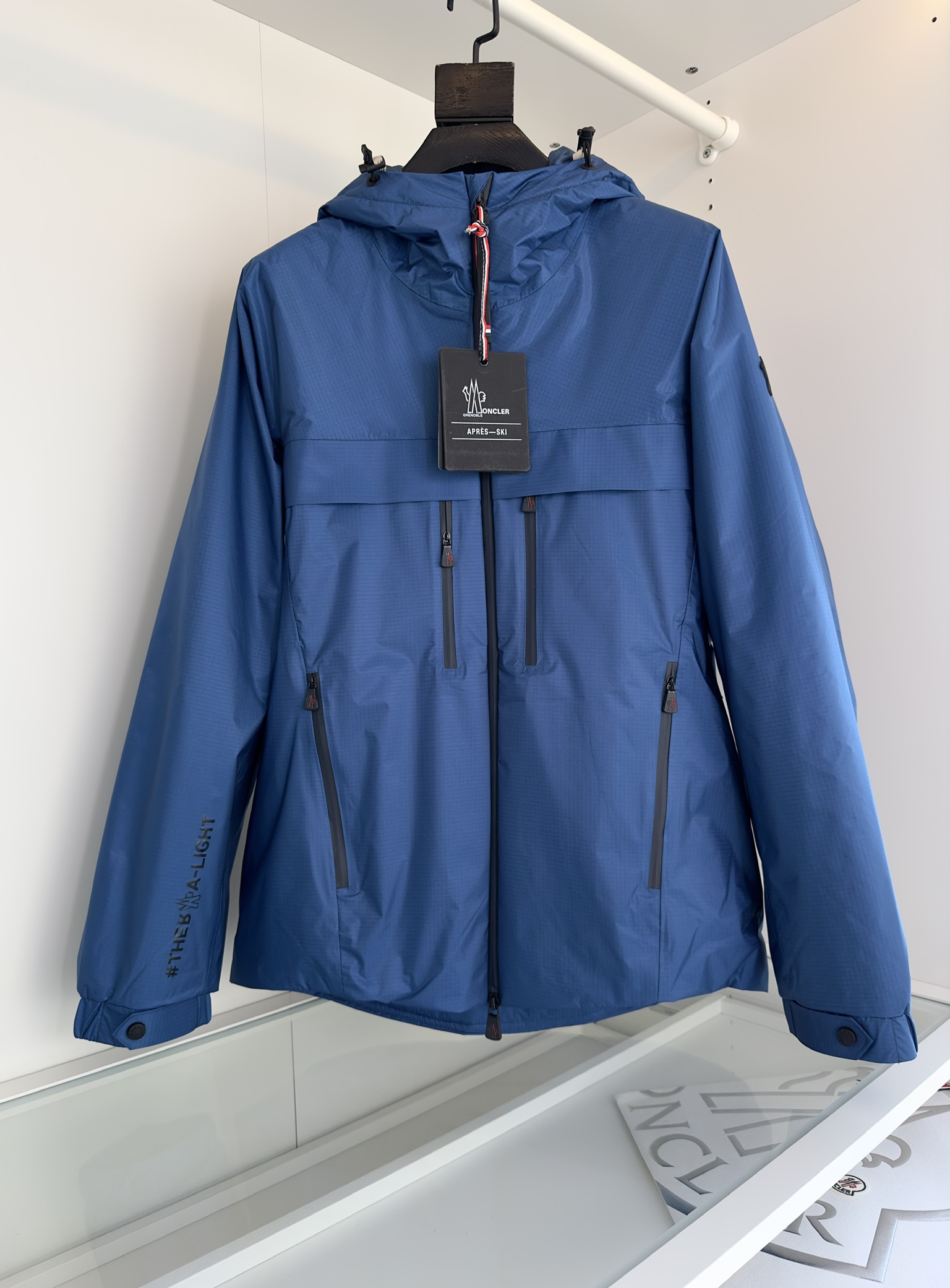 NO:655764,Mo*cler Men's New THURN Hooded Fully Laminated Outdoor Jacket Down Jacket adopts a three-layer lamination process and is made of professional outdoor fabrics. It is windproof and waterproof. It is a multi-functional outdoor sports jacket that combines a jacket, a raincoat and a windbreaker. The seams are also sealed to meet rain and windproof conditions and enhance waterproof and cold resistance. The classic logo on the back is reflective at night, making it lightweight and portable. The hood and edges of the jacket are decorated with zigzag thermo-viscous elastic parts.  The zipper fly, zipper snap pockets and hem are equipped with elastic drawstrings and rubber cord buckles, embellished with heat-transfer logo letters, and classic black rubber badge patches on the sleeve arms. The casual and loose hooded sports zipper jacket is cut in a casual and handsome style. The upper body effect is very fashionable and handsome. It is an excellent choice for casual jackets in early spring!  The quality of things coming out of the OEM is absolutely high-quality!  , I don’t need to explain how strict the quality control is!  The cabinet order will be placed directly after the order is placed, and all the materials will be exactly the same!  A truly exquisite piece of craftsmanship!  This jacket is a rare item!  Whether you are a young and trendy person, a calm white-collar worker, or an outdoor enthusiast, you can drive with you. Color: Black/Royal Blue Size 1-4 Try on 172-wear 2 suitable, jackets & coats, jackets & coats, down jacket, hats, alexander wang19860909Mo*cler蒙*口 男士新款THURN连帽全压胶户外冲锋衣羽绒服全身采用三层压胶工艺,采用专业户外面料,防风防水,兼顾冲锋衣,雨衣,风衣于一体的多功能户外运动外套,接缝处也密封结构,满足防雨防风条件,增强防水御寒性. 背部经典标志带夜间反光,轻薄便携. 风帽与衣边缘点缀锯齿热粘弹力件 拉链门襟拉链按扣口袋下摆搭配弹力拉绳和橡胶卡绳扣 点缀热转印徽标字母, 袖臂上经典的黑色橡胶徽章贴饰休闲宽松的连帽运动拉链夹克版型裁剪,上身效果非常的时尚帅气,早春休闲外套的绝佳之选！代工厂出来的东西品质绝对高级！,品控多严格不需要我多解释！柜子订单排完了直接加单生产的,所有材料都一模一样！真正精雕细琢的一件牛货！这件外套是不可多得的一件好货！不管您是年轻潮流人,还是沉稳白领,户外爱好者,都可以随身驾驱动.颜色: 黑色/宝兰色 码数 1码-4码 试穿172-穿2合适,,jackets & coats,jackets & coats,down jacket,hats,alexander wang,Men's clothing