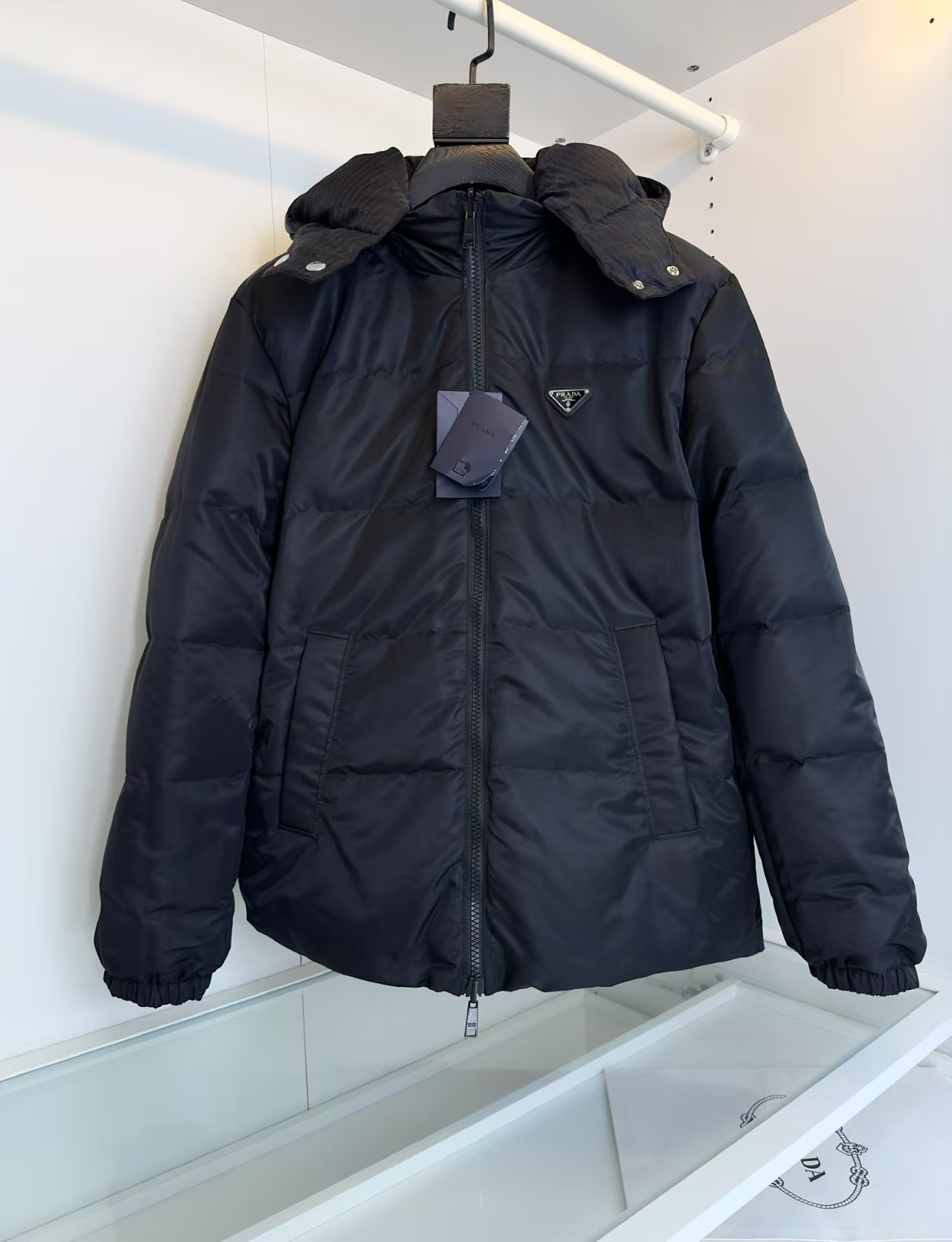 NO:655759,PRA25FW new autumn and winter black nylon waterproof stand-collar down jacket, men's classic triangle logo badge fashion dark pattern jacquard reversible down jacket!  Trading company channels are rare and available on the official website simultaneously!  As a high-end positioning brand in the men's clothing category, P is definitely a classic brand that men are familiar with. The new double-sided down jacket style can meet the needs of daily wear in autumn and winter. You can rest assured to buy a style that you will not regret. If you like it, close your eyes and take it away!  This down jacket is made of imported black nylon material. The fabric feels silky and shiny. It has a black plain surface and an all-over letter stripe dark jacquard surface. The double-sided design allows you to cope with various occasions and environments with ease. Wear one piece and two to create an all-round jacket style!  The interior is padded and filled with soft 90% white goose down. The right amount of velvet is not bulky and can provide superior warmth and temperature locking performance, making the upper body warmer and more comfortable!  The chest of the garment is decorated with the brand's iconic enamel-coated triangular logo patch. The exquisite details and high degree of recognition are a symbol of the P family's luxurious status!  The placket can be customized with two-way opening and closing, logo-engraved zipper opening, and the details are perfect!  The basic loose-fitting casual jacket is cut with double-sided wear and a stand-up collar design. It integrates technical sportswear elements into one body. It has a fashionable upper body and distinctive features. It can be worn as a commuting item for both casual and business occasions!  Comes with high-end dust bag packaging!  Sizes S-XL, try on 172-fits M,,prada,jackets & coats,jackets & coats,down jacket,alexander wang19860909PRA25FW秋冬新款黑色尼龙防水立领羽绒夹克,男士经典三角标徽章时尚暗纹提花双面穿羽绒服外套！贸易公司渠道稀出,同步官网发售！作为男装类目的高端定位品牌,P绝对是男士们再熟悉不过的经典品牌,全新的双面穿羽绒夹克款式,可以胜任秋冬季日常着装的需求,各位放心入手不后悔的款式,喜欢的赶紧闭眼带走吧！这款羽绒夹克甄选客供进口黑色尼龙材质打造,面料手感丝滑且富有光泽,黑色素面+通体字母条纹暗纹提花面,双面穿的设计更是可以让你从容应对各种场合环境,一件两穿打造全能型的外套款式！内里以柔软的90白鹅绒加衬填充,恰到好处的充绒克数既不显臃肿也可以提供优越的保暖锁温性能,令上身更加的温暖舒适！衣身胸前饰有品牌标志性珐琅涂层三角徽标贴饰,精美的细节和极高的辨识度,是P家奢华身份的象征！门襟客供定制双向开合Logo刻印拉链开合,细节完美至极！基础宽松的休闲夹克版型裁剪,搭配双面穿和立领设计,融科技运动着装元素于一身,上身时髦出众、特色鲜明,可兼顾休闲商务场合穿着的通勤单品！配备高端防尘袋包装！尺码S-XL 试穿172-穿M合适,,prada,jackets & coats,jackets & coats,down jacket,alexander wang,Men's clothing