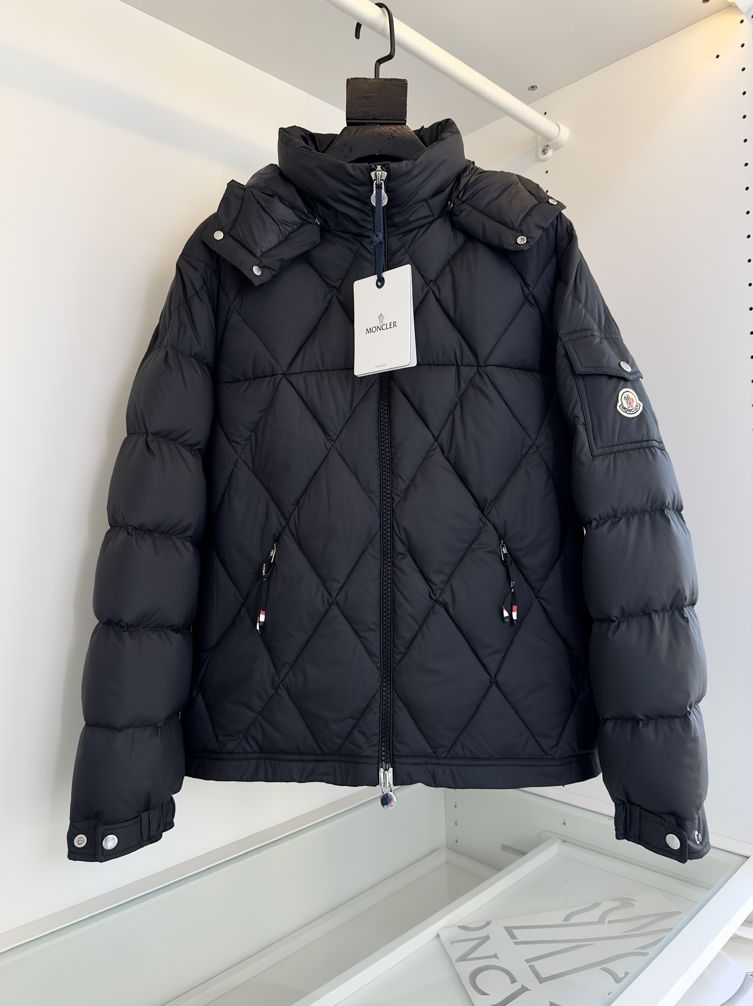 NO:597365,Mo*cler hooded* new autumn and winter diamond quilted zipper down jacket, men's and women's same style sleeve arm badge pockets detachable hooded stand collar down jacket!  Trading company channels are rare and available on the official website simultaneously!  In order to create a better wearing experience, this down jacket is made of custom-made fabrics and three-proof high-tech fabrics. It is not only waterproof, windproof, anti-fouling, etc., but can also effectively resist the invasion of the body by cold weather. The direct down filling process makes the production process of this down jacket more complicated, but it also gives it a three-dimensional effect!  As for the filling material, we carefully selected 90% white goose down, and used super large and fluffy velvet for filling!  This choice allows the wearer to feel completely infinite when wearing the upper body, which can not only maintain a light feeling, but also enjoy sufficient warmth!  Wearing it is like a heater while walking, giving you all-round warmth and care!  The design is decorated with a rhombus pattern all over the body and is outlined using quilting technology. The overall design is simple, fashionable and yet has a high-end feel. It is paired with a hidden drawstring zipper and double pockets, making the outfit full of three-dimensionality!  The iconic felt badges on the sleeve arm pockets are even more of a status symbol!  Sizes 1-4 try on, 172-148 fits size 2,,jackets & coats,jackets & coats,down jacket,hats,alexander wang19860909Mo*cler蒙*口 秋冬新款菱形格绗缝拉链羽绒夹克,男女同款袖臂徽章口袋可拆卸连帽立领羽绒服外套！贸易公司渠道稀出,同步官网发售！为了打造出更好的穿着体验,这款羽绒服采用了客供定制面料和三防高科技面料制作,它不仅具备防水、防风、防污等功能,还能有效抵御寒冷天气对身体的侵袭,而直充绒工艺使得该羽绒服制作过程更加复杂,但也使得其呈现出立体效果！在填充材料上,精挑细选了90白鹅绒,并且使用超大朵高蓬松的绒朵进行填充！这种选择使得穿着者在上身时完全无量感,既能保持轻盈的感觉,又能享受到充足的保暖！穿上它就像是行走中的暖气一样,给你全方位的温暖呵护！设计上通体菱形格图案装饰,采用绗缝工艺进行勾勒,整体简约时髦又不失高级感,搭配隐藏式抽绳拉链双插口袋,着身立体感十足！袖臂口袋上标志性毛毡徽章点缀,更是身份的象征！尺码1-4 试穿 172-148穿2码合适,,jackets & coats,jackets & coats,down jacket,hats,alexander wang,Men's clothing