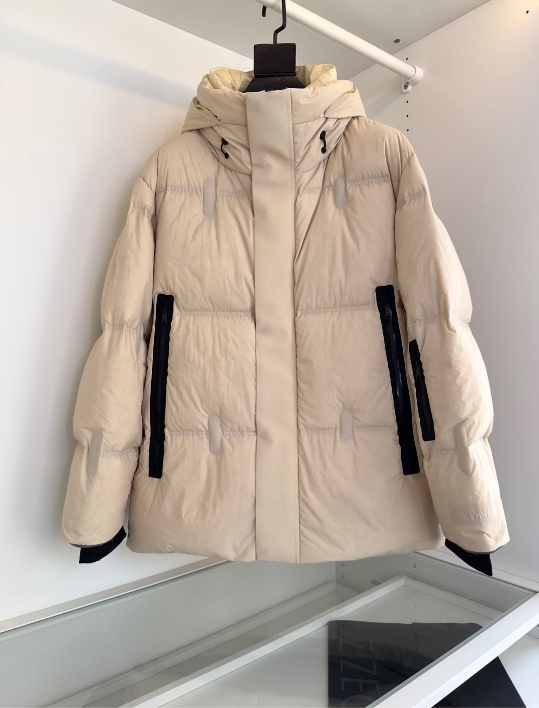 NO:597360,Ze*na 25SS new waterproof nylon windproof hooded stand-collar down jacket, men's three-dimensional embossed logo laminated zipper large pocket warm down jacket!  The trading company channel is rarely available, and it is available for sale on the official website at the same time for 29820 RMB!  Z family's new high-end series of down jackets are online. Whether it is outdoor adventures or city walks, it allows you to easily cope with various weather changes and enjoy a comfortable and warm wearing experience. This down jacket is not only a piece of warm clothing, but also a symbol of your taste and status!  The fabric of this down jacket is made of customized high-density lightweight nylon. This fabric is not only as light as a feather, but also has excellent windproof and water-repellent properties. Even in the face of sudden wind and snow, it can easily cope with it and keep the body dry and warm!  Its excellent outdoor functionality allows you to enjoy the beauty of nature without worrying about the intrusion of the harsh external environment!  The inside is filled with European standard 90 goose down. Each goose down has been carefully selected to ensure the best thermal performance of the down jacket!  Through the double-pressed three-dimensional quilting and partial gluing process for grid fixation, the goose down is distributed more evenly, the overall is fluffy and full, and the elasticity is superior!  When you put it on, you will instantly feel the feeling of being tightly wrapped in warmth, showing your unique and outstanding style!  The design is simple yet fashionable, with large laminated zipper pockets on both sides, which not only makes it easy for you to access items at any time, but also adds a bit of fashion!  The taped pockets make the entire down jacket more durable and less likely to wear out!  The addition of three-dimensional laminated logos on the cuffs and webbing elements on the back collar is the finishing touch!  These design details not only enhance the fashion sense of the down jacket, but also become a symbol of luxury status, making you stand out from the crowd and become the center of attention!  In addition, the down jacket is also equipped with a knob-adjustable windproof hood, elastic ribbed cuffs, and a drawstring-adjustable hem. These design details can well resist the cold weather and keep you warm and comfortable in the cold winter!  At the same time, these designs also take into account fashion and temperature, allowing you to keep warm while showing your unique fashion taste!  Black/off-white, two colors available!  Sizes S-XL recommended (standard version) Height 174-jin, try on size M which is suitable!  For boys weighing less than 133 pounds, choose size S, if you weigh 133-jin, choose size M, if you weigh -165 pounds, choose size L, and if you weigh 165-185 pounds, choose size XL!  Try on 172- fits size M, jackets & coats, down jacket, hats, alexander wang19860909Ze*na杰*亚 25SS新款防水尼龙防风连帽立领羽绒服 男士立体浮雕压花标识压胶拉链大口袋保暖羽绒服外套！贸易公司渠道稀出,同步官网发售29820RMB！Z家新款高端系列羽绒服上线,无论是户外探险还是城市漫步,都能让您轻松应对各种天气变化,享受舒适温暖的穿着体验.这款羽绒服不仅是一件保暖衣物,更是您品味与身份的象征！这款羽绒服的面料选用了客供定制的高密度轻质尼龙,这种面料不仅轻盈如羽,更具备了出色的防风拒水性能,即便是面对突如其来的风雪天气,也能轻松应对,保持身体干爽温暖！其优异的户外功能性,让您在享受大自然美景的同时,无需担心外界恶劣环境对您的侵扰！内里填充的是符合欧标90鹅绒,每一朵鹅绒都经过精心挑选,确保了羽绒服的保暖性能达到最佳！通过双压线立体绗缝和局部压胶工艺进行分格固定,使得鹅绒分布更加均匀,整体蓬松饱满,回弹性优越！穿上它瞬间感受到被温暖紧紧包裹的感觉,彰显出与众不同的出众型格！设计上简约而不失时尚感,两侧采用了压胶拉链大口袋设计,不仅方便您随时存取物品,更增添了几分时尚气息！口袋的压胶处理,使得整件羽绒服更加耐用,不易磨损！袖口处立体压胶标识与后领织带元素的加入,更是点睛之笔！这些设计细节不仅提升了羽绒服的时尚感,更成为了高奢身份的象征,让您在人群中脱颖而出,成为众人瞩目的焦点！此外羽绒服还配备了旋钮调节式防风帽兜、弹力罗纹袖口设计以及抽绳式调节束口下摆,这些设计细节能够很好地抵御严寒气候,让您在寒冷的冬季也能保持温暖舒适！同时这些设计也兼顾了时髦与温度,让您在保暖的同时,也能展现出独特的时尚品味！黑色/米白,两色入！尺码S-XL尺码推荐（标准版型）身高174-斤,试穿M码合适！男生体重133斤以内选择S码,133-斤选择M码,-165斤选择L码,165-185斤选择XL码！试穿172- 穿M码合适,,jackets & coats,down jacket,hats,alexander wang,Men's clothing