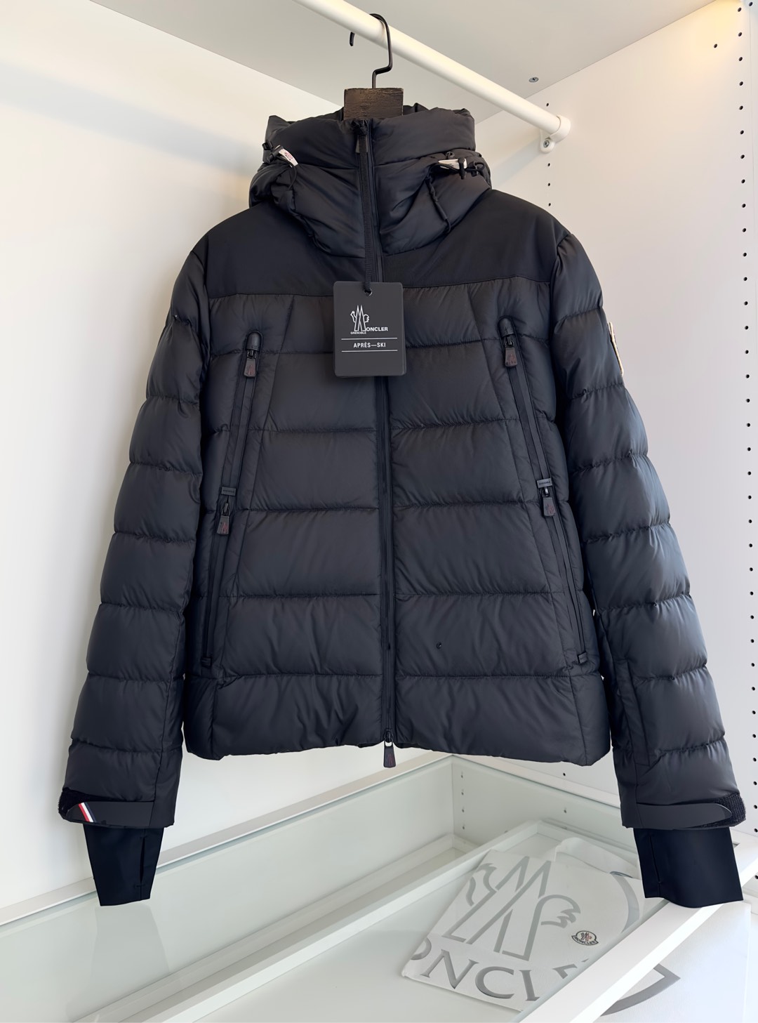 NO:597363,The MON**ER 25SS autumn and winter MON counter has once again upgraded and launched a high-end outdoor series of short hooded ski down jackets, the same style for men and women with sleeve arm Velcro badges, windproof and waterproof functional all-weather hooded down jackets!  Trading company channels are rare, and it is available on the official website simultaneously for 17,970 RMB!  Although the down of M's daily line should already be a street style, outdoor lines are still rare. Styles like this that combine functional fabrics with fashionable styles are not as paranoid as traditional outdoor lines that are not about beauty at all and only focus on performance, but at the same time have the excellent functional performance of traditional outdoor!  This is a new generation of super functional waterproof and breathable fabric (from the fabric supplier of the Chamber of Commerce) developed by Japan's top fabric company TORAY for high-end outdoor lines. Toray Entrant high-performance stretch fabric allows you to move freely while maintaining elegance. In addition, its technical data is waterproof 1000mm, breathable 0g/24h/㎡. The microporous adhesive layer of this fabric can automatically expand as the body temperature rises, increasing the discharge speed of human movement vapor!  And this is also a material with advanced functions. It can maintain its original softness and elasticity at extremely low temperatures. The high-performance material allows the wearer to enjoy a perfect and comfortable skiing experience while receiving professional-level safety protection!  Coupled with the ultra-high-density inner liner, it can not only effectively lock the velvet, but also be able to cope with extremely cold weather. It can be called the perfect combination of fashion and outdoor!  All zippers are made of laminated waterproof zippers, combined with high-performance fabrics, which are truly waterproof without any dead ends. The inner waist has a fixed girdle, which is common in outdoor clothing. It can make the inner side of the clothes fit more closely to the body, prevent wind, and lock in heat more effectively!  The inner part of the hat is decorated with webbing, customized with high-density nylon lining, and filled with standard European standard 90 white goose down. It looks light and fluffy, but does not feel bloated at all. It can really keep you warm without being bloated. Because of its amazing tailoring, it makes you slim and slim!  The non-detachable hooded windproof design can be easily handled whether it is daily commuting or outdoor adventures, and it can completely conquer you. Sizes 1-4 are recommended (standard version). Height is 174kg. Try on size 2 which is suitable!  For boys, choose size 1 if you weigh less than 150 pounds, choose size 2 if you weigh up to 150 pounds, choose size 3 if you weigh 150-170 pounds, choose size 4 if you weigh 170-185 pounds, and all girls can choose size 1!  Try on 172-148, wear size 2 slim fit,,jackets & coats,jackets & coats,down jacket,hats,alexander wang19860909蒙**口MON**ER 25SS秋冬MON专柜再次升级推出高端户外系列短款连帽滑雪羽绒夹克,男女同款袖臂魔术贴徽章防风防水功能性全天候连帽羽绒服外套！贸易公司渠道稀出,同步官网发售17970RMB！虽然M的日常线的羽绒应该已经是街款了,但是户外线还是很少见的,像这种功能性面料与时尚款式结合的款式,既没有传统户外线那种全然不讲美感,只讲性能的偏执同时又具有传统户外的优良功能性性能！这是日本顶级面料TORAY公司为高端户外线开发的新一代超级功能类防水透气面料（来自商会的面料供应商）Toray Entrant 高性能弹力面料,能让你在保持优雅的状态下活动自如,除此之外它的技术数据是防水1000mm,透气0g/24h/㎡,这种面料的微多孔粘合层,可随着人体温度的升高,粘合层微孔自动扩大,提高人体运动蒸汽的排出速度！并且这也是一种具有先进功能的材料,在极低的温度下,都能保持最初的柔软及弹性,高性能的材料使穿着者在得到专业级安全保护的同时,还能享受完美舒适的滑雪体验！再加上超高密度内胆,不但可以有效的做到锁绒,更足以应付极寒天气了,堪称时装与户外的完美结合！所有拉链都采用压胶防水拉链,配合高性能的面料,真正做到无死角防水,内侧腰部有固定腰封,这在户外线常见,能使衣服内侧更加贴合身体,防钻风,更有效的锁热！帽内款织带装饰,客供定制高密尼龙内衬,标准欧标90的白鹅绒填充,看似轻盈蓬松,但是一点没有臃肿感,真正可以做到保暖不臃肿,因其鬼斧神工的剪裁,反而修身显瘦！不可拆卸连帽防风设计,无论日常通勤或是户外探险都能轻松应对,完全能够彻底征服你.尺码1-4 尺码推荐（标准版型）身高174-斤,试穿2码合适！男生体重斤以内选择1码,-150斤选择2码,150-170斤选择3码,170-185斤选择4码,女生全部选择1码即可！ 试穿172-148 穿2码修身,,jackets & coats,jackets & coats,down jacket,hats,alexander wang,Men's clothing