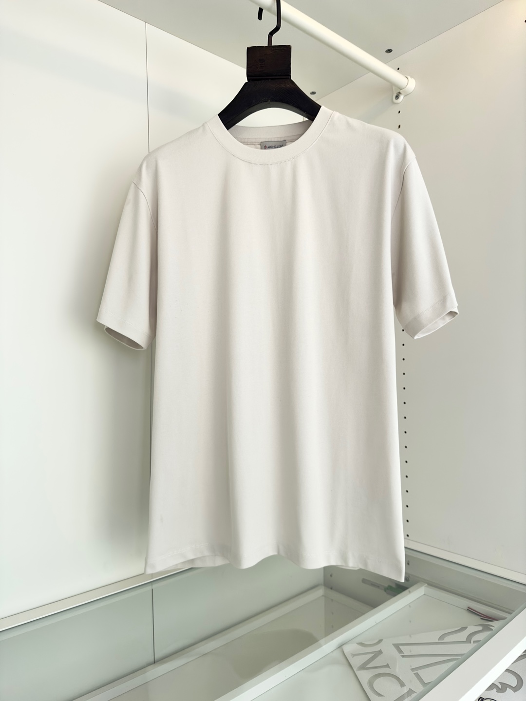 NO:116826,Meng**kou MON**ER Spring and Summer Cabinet is on sale!  Classic work: Back letter logo print with round neck short-sleeved T-shirt on the back embellished logo print. Shoulder leather card with slightly loose tailoring to the current fashion trend. The neckline slightly fits the neckline and fashionable on the upper body. The fabric is made of high-string pure cotton texture. It feels comfortable to touch, skin-friendly on the upper body. Breathable and has a good sense of crispness. Orders in full-quality color. Black off-white. Number of sizes M-3XL. Try it on 172-148. Appropriate wear., T-shirt,tees, t-shirt,alexander wang.19860909蒙**口MON**ER 春夏 柜在售！ 经典之作 背部字母标志印花圆领短袖T恤衫背面点缀标识印花.肩部皮牌 略微宽松的剪裁 迎合当下时尚潮流感 领口微微贴合颈部上身时尚 面料采用高支纯棉质地 手感舒适,上身亲肤 透气 又有很好的挺括感 全品相的订单 颜色 黑色 米白色 码数M-3XL 试穿172-148穿L合适,,T-shirt,tees，t-shirt,alexander wang,Men's clothing