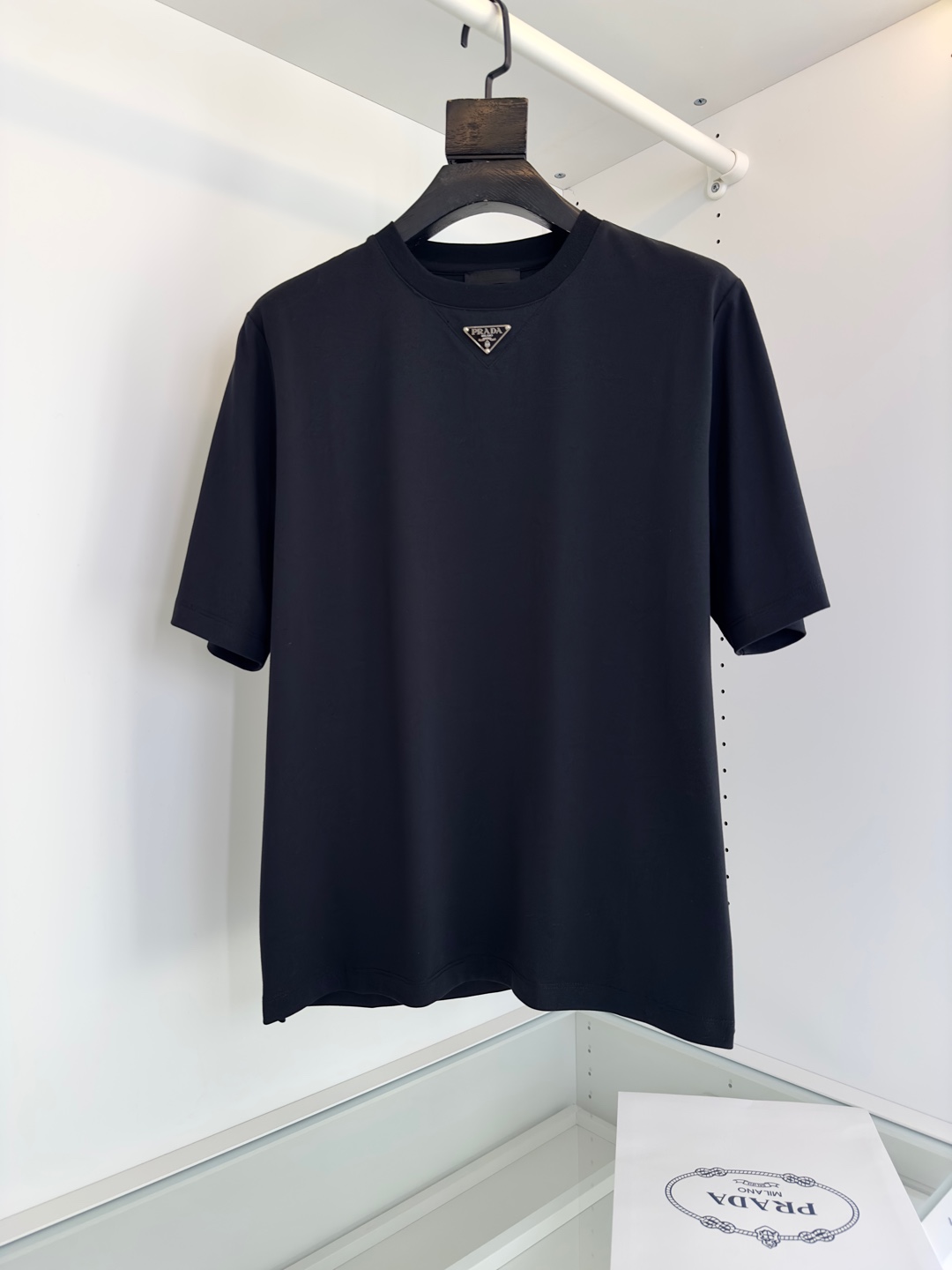 NO:116846,Pu*Da Pr**a classic every year, logo triangle embellishes a slightly wide round neck short-sleeved T-shirt. The iconic enamel metal triangle logo design. The style adopts a very popular slightly wide cut. The neckline is slightly close to the neck. The slightly wide cut makes the overall upper body comfortable and unrestrained. It is fashionable and trendy. The fabric is made of 220 grams of pure cotton, the upper body is skin-friendly and breathable, the overall number of expenses is high, the upper body is crisp and stylish. Whether it is worn alone or in the inner layer in spring and summer, it is highly recommended in spring and summer, color black off-white Size M-3XL Try on 172-148 wearing L loose, T-shirt,tees, t-shirt,alexander wang19860909普*达Pr**a 年年经典 标志三角标点缀微阔型圆领短袖T恤衫 标志性的涂珐琅金属三角形徽标设计 版型采用颇具流行的微阔的剪裁,领口微微贴合颈部,微阔的剪裁让整体上身舒适无束缚,时尚而潮流感,面料采用220高克重纯棉料,上身 亲肤透气,整体支数高, 上身挺括有型,春夏不管单穿还是内搭非常适宜,春夏强烈推荐,颜色 黑色 米白色 码数M-3XL 试穿172-148穿L宽松感,,T-shirt,tees，t-shirt,alexander wang,Men's clothing